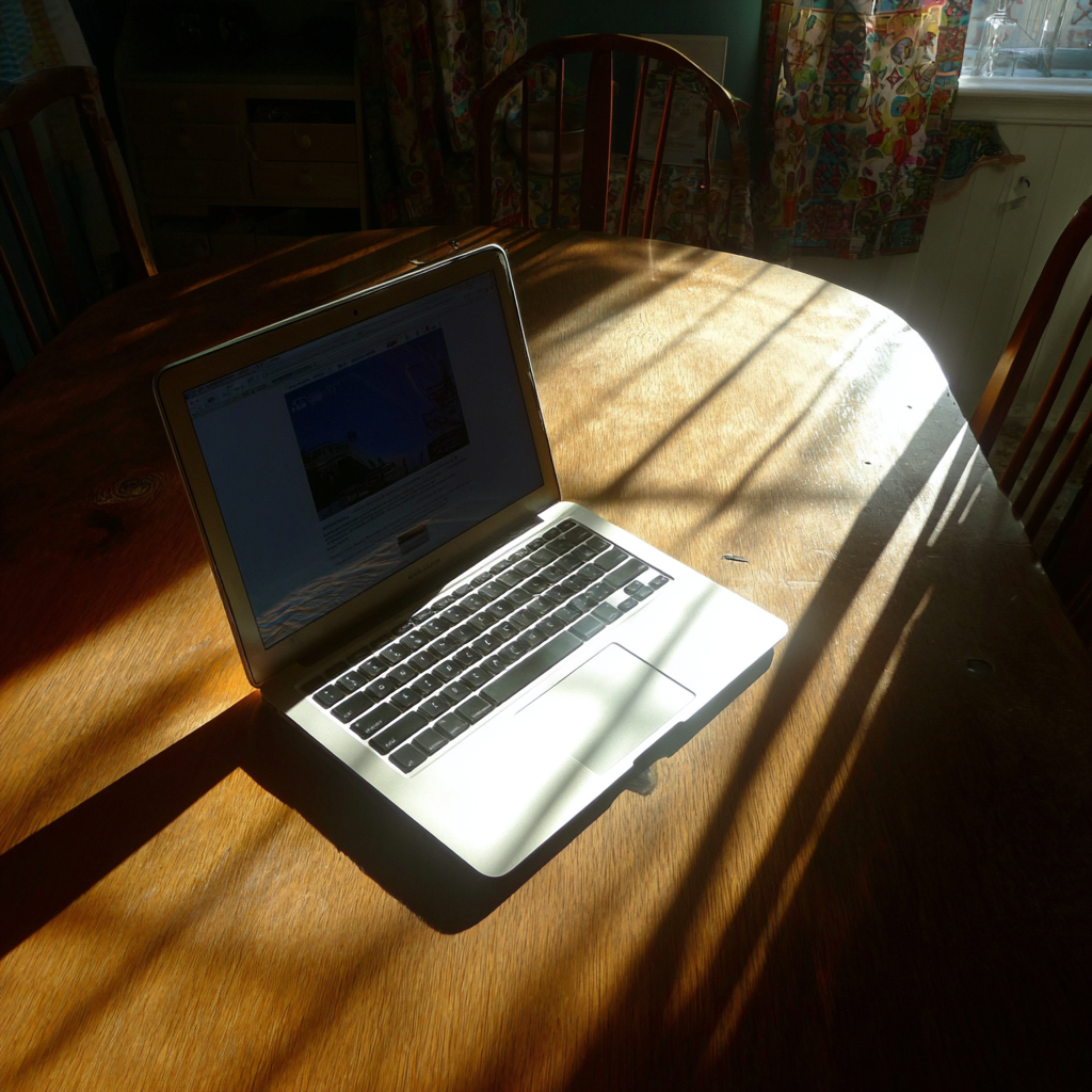 Un ordinateur portable ouvert sur une table | Source : Midjourney