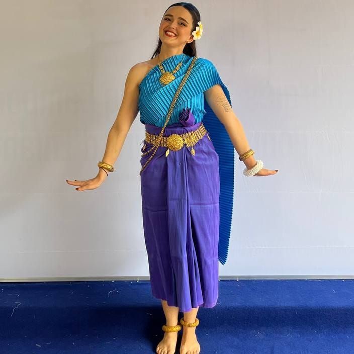 Lisa Girard-Fabre portant une tenue traditionnelle cambodgienne | Source : Facebook/Lisa Girard