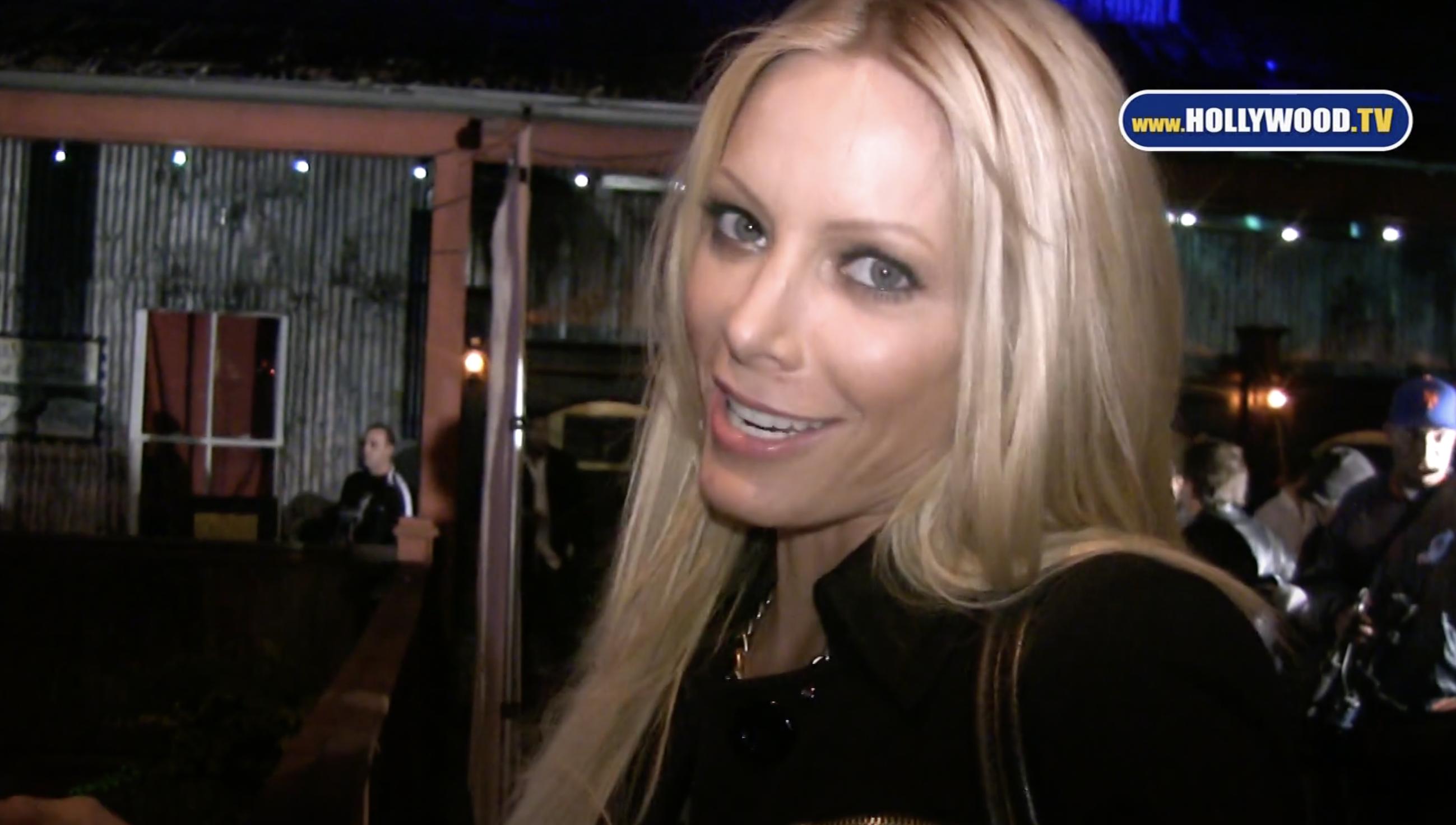 Holly Sampson dans une interview datée du 24 novembre 2010 | Source : Youtube/Hollywood.TV