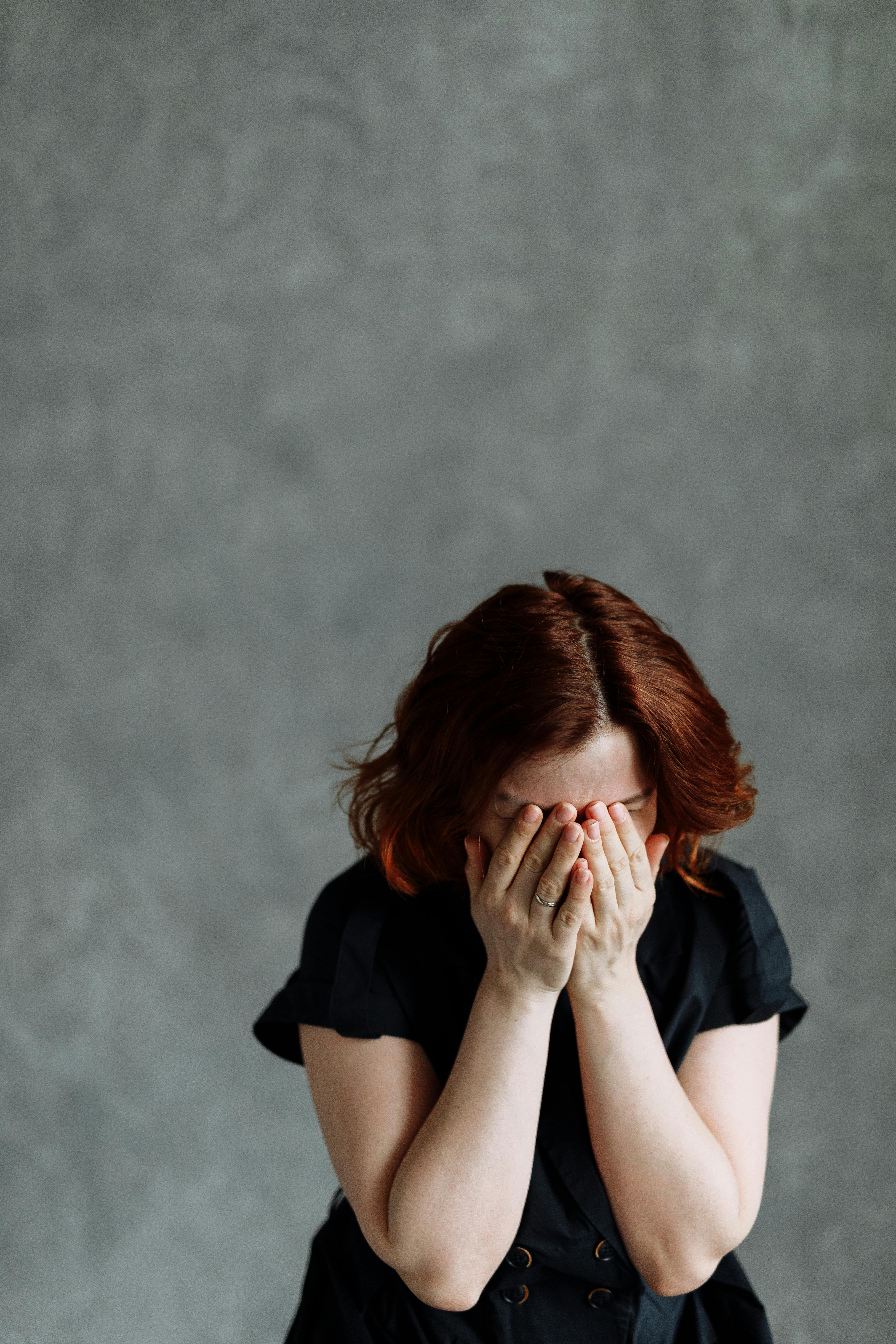 Une femme se couvrant le visage avec ses mains | Source : Pexels
