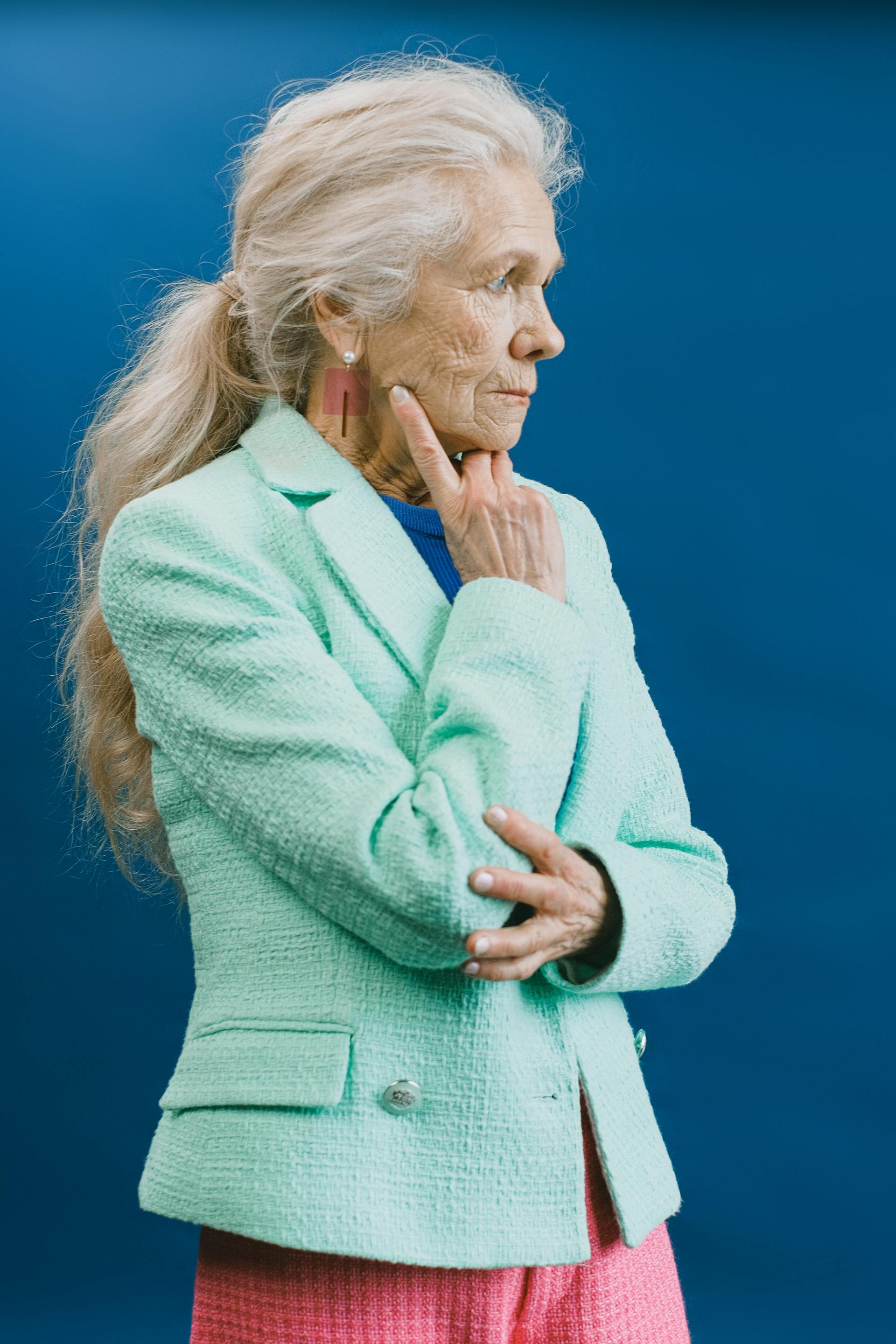 Une femme âgée en colère qui regarde de côté | Source : Pexels