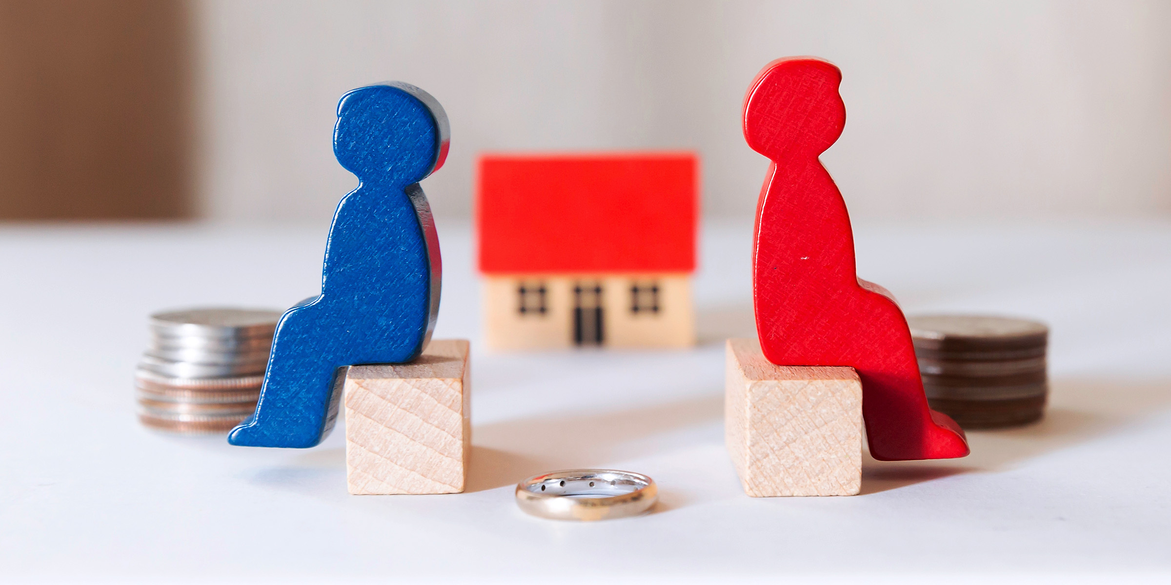 Figurines en bois représentant le divorce | Source : Shutterstock