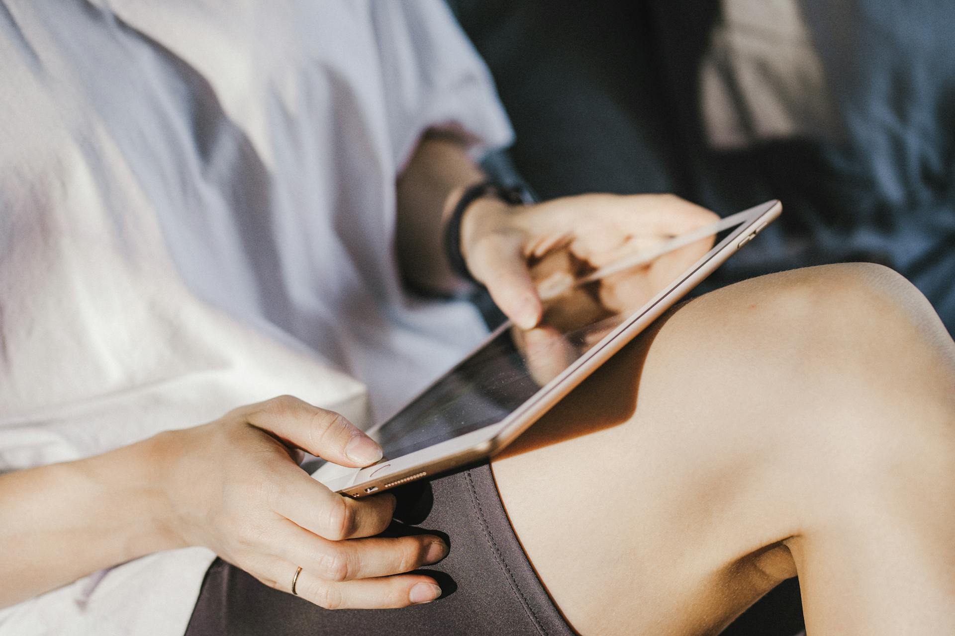 Une femme tenant une tablette numérique | Source : Pexels
