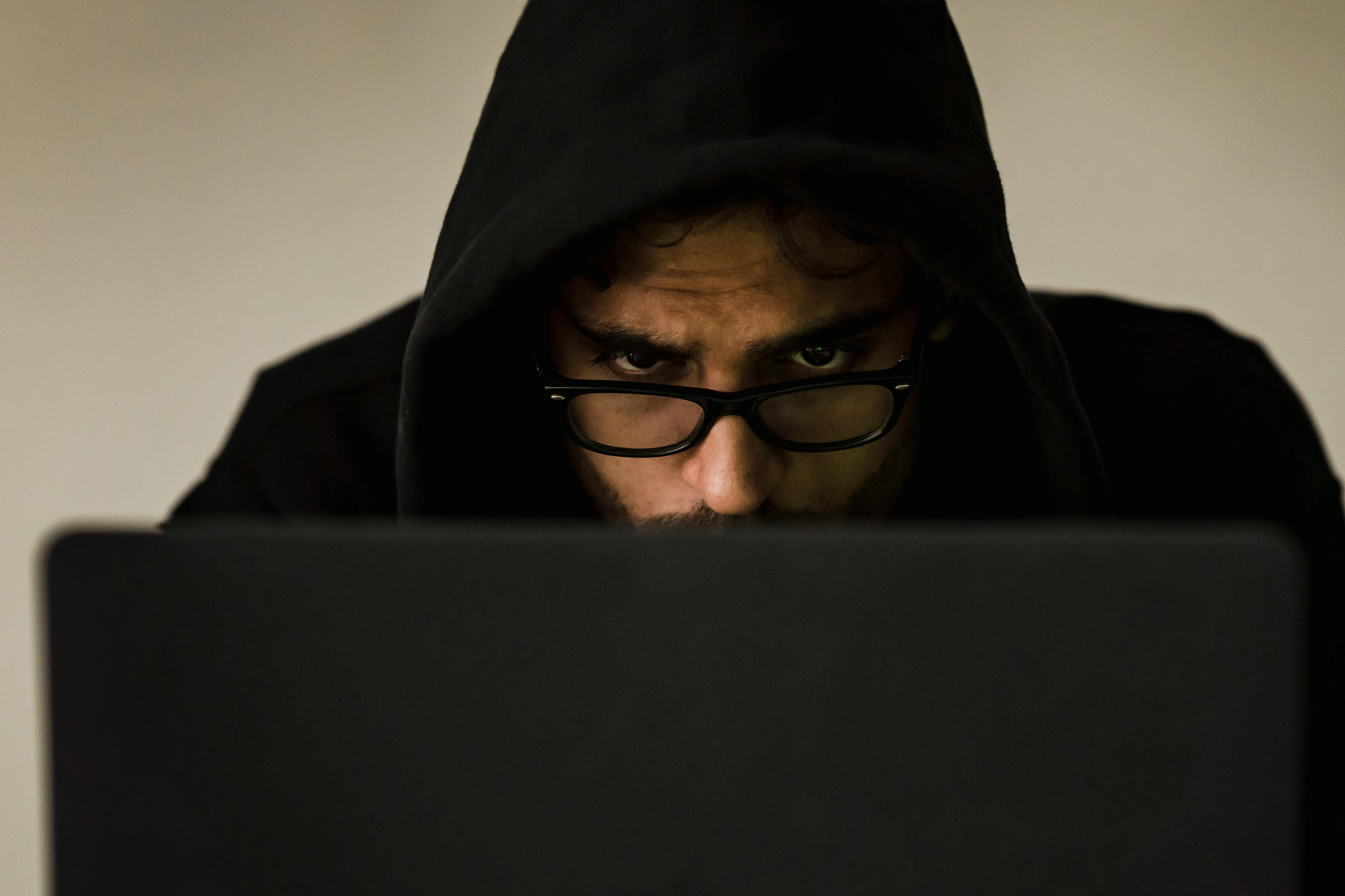 Une personne utilisant un ordinateur portable | Source : Pexels