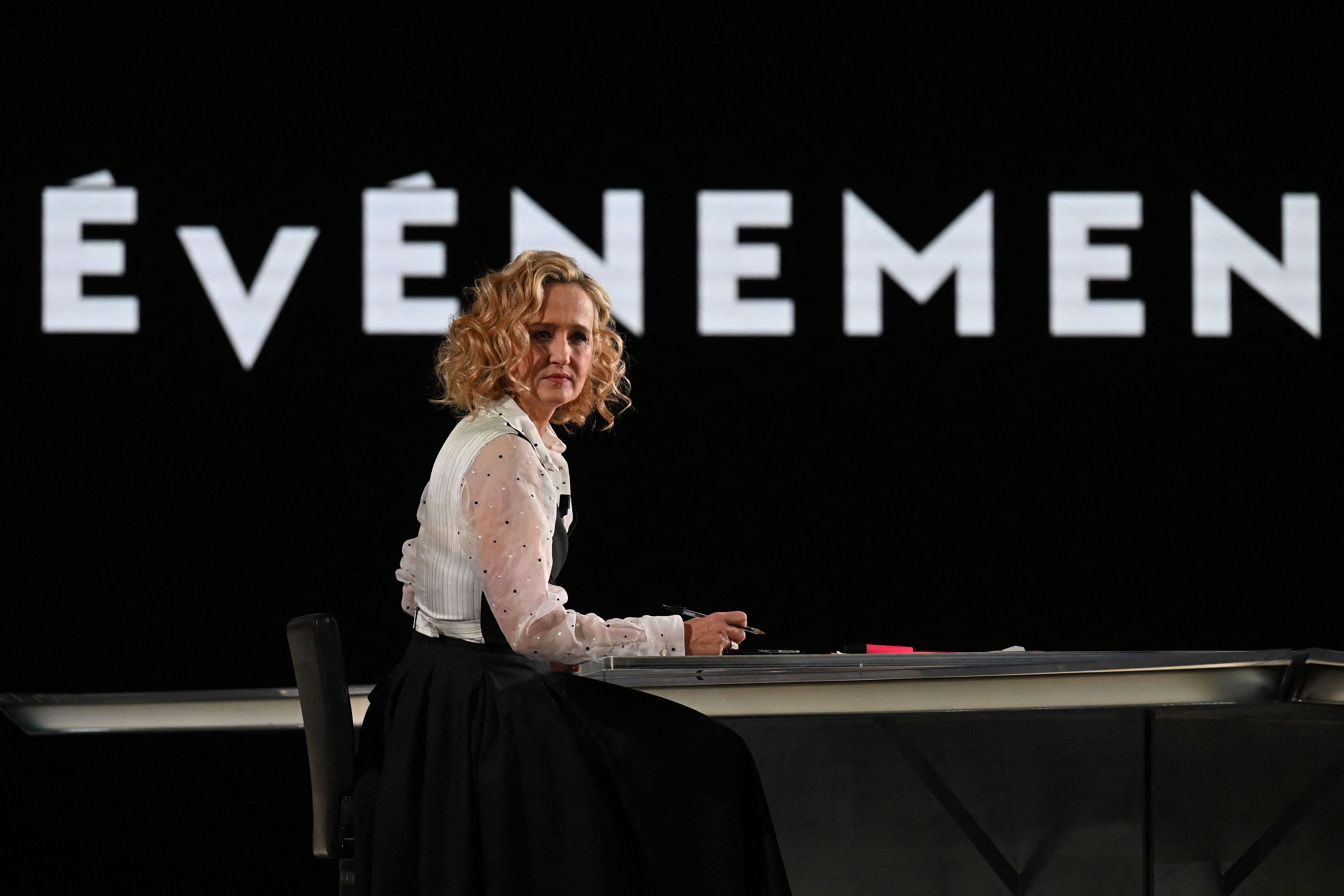 La journaliste et animatrice Caroline Roux attend le début de l'émission politique "L'Événement", consacrée à la réforme des retraites et diffusée sur France 2 à Aubervilliers, dans la banlieue nord de Paris, le 2 février 2023 I Source : Getty Images
