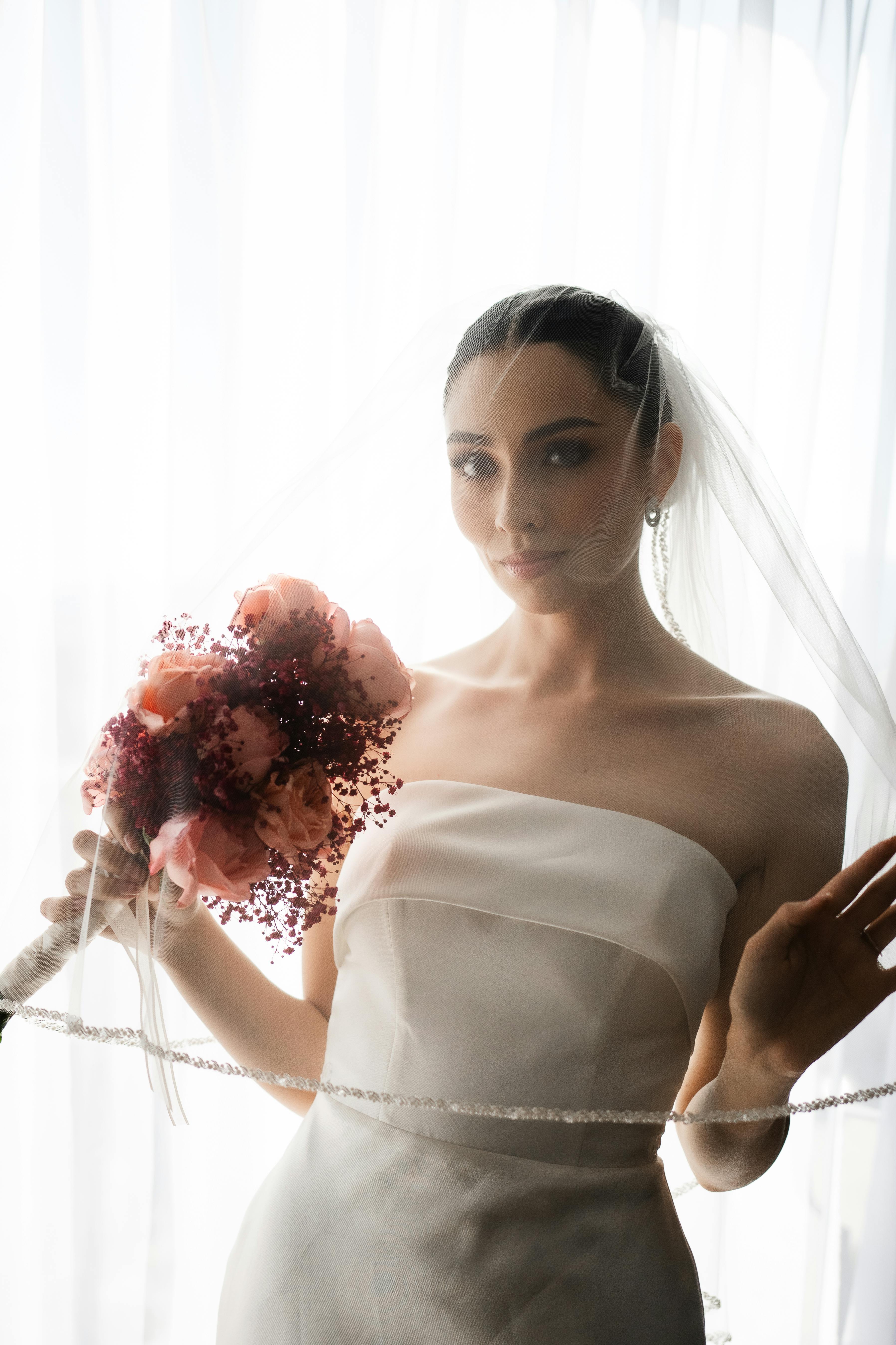 Une belle mariée tenant un bouquet | Source : Pexels