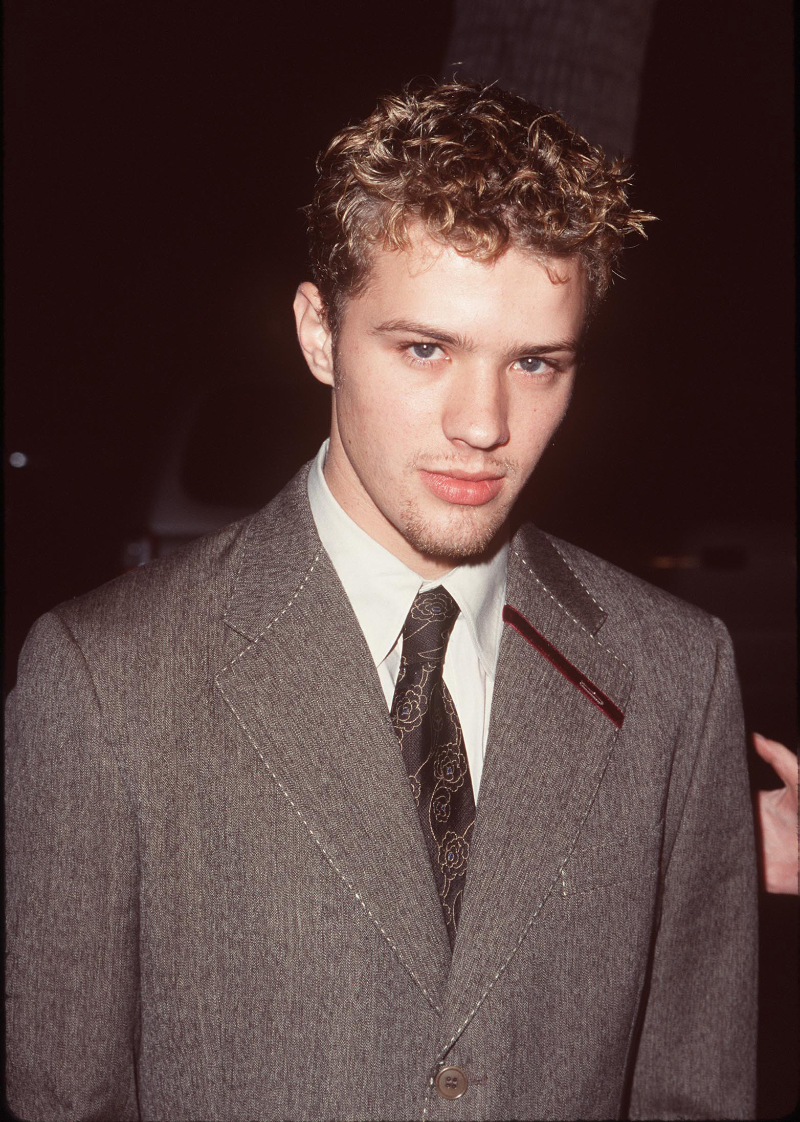 La célébrité assiste à la première de « La Carte du cœur », 1998 | Source : Getty Images
