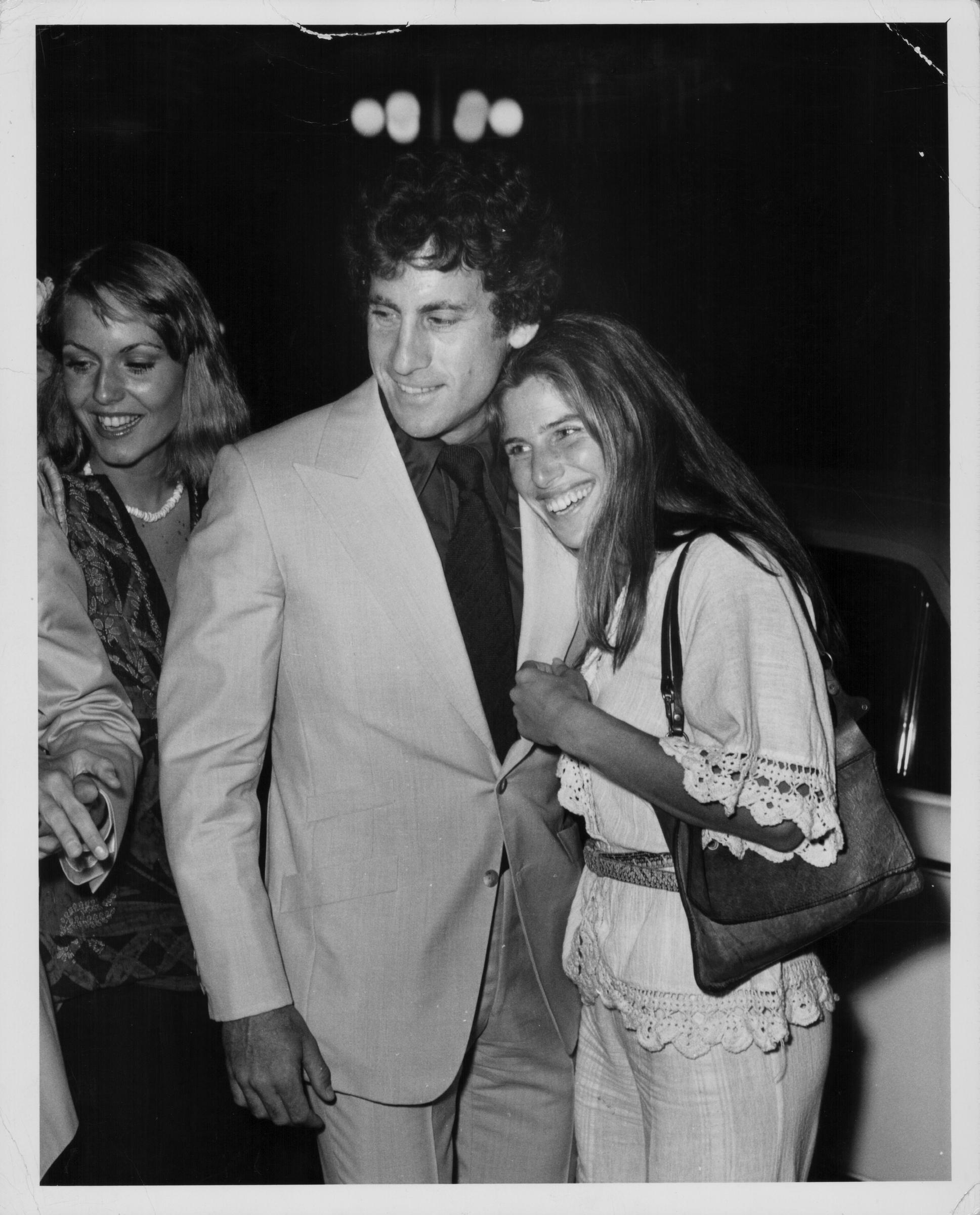 Paul Michael Glaser et Elizabeth Glaser à la convention de la télévision ABC à l'hôtel Century Plaza à Los Angeles, Californie, mai 1976. | Source : Getty Images