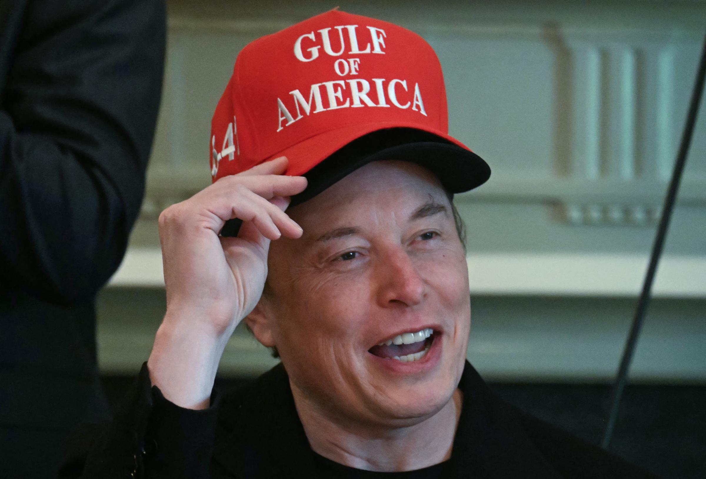 Elon Musk porte deux casquettes alors qu'il s'exprime lors d'une réunion de cabinet | Source : Getty Images