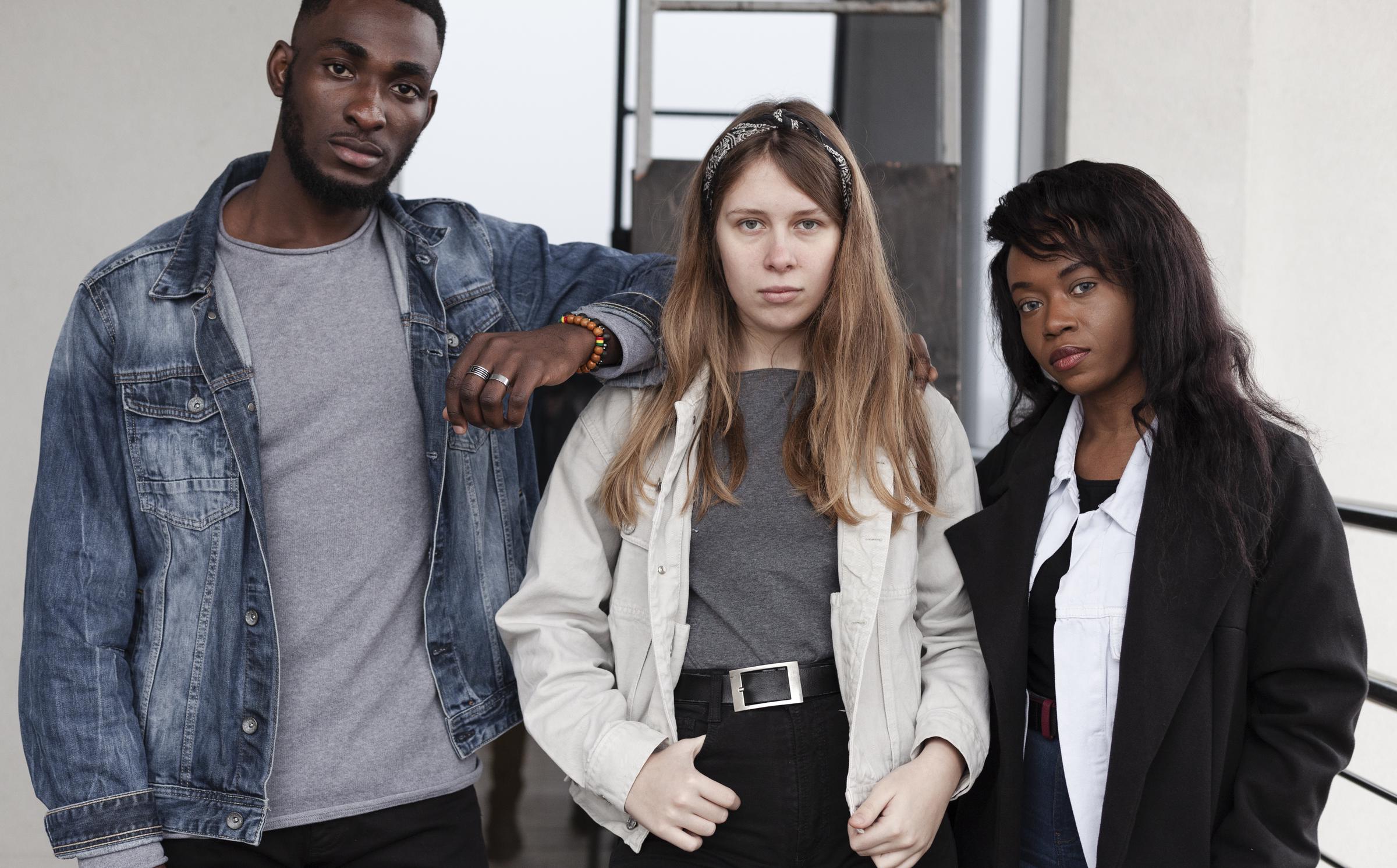 Un groupe de personnes contrariées | Source : Freepik