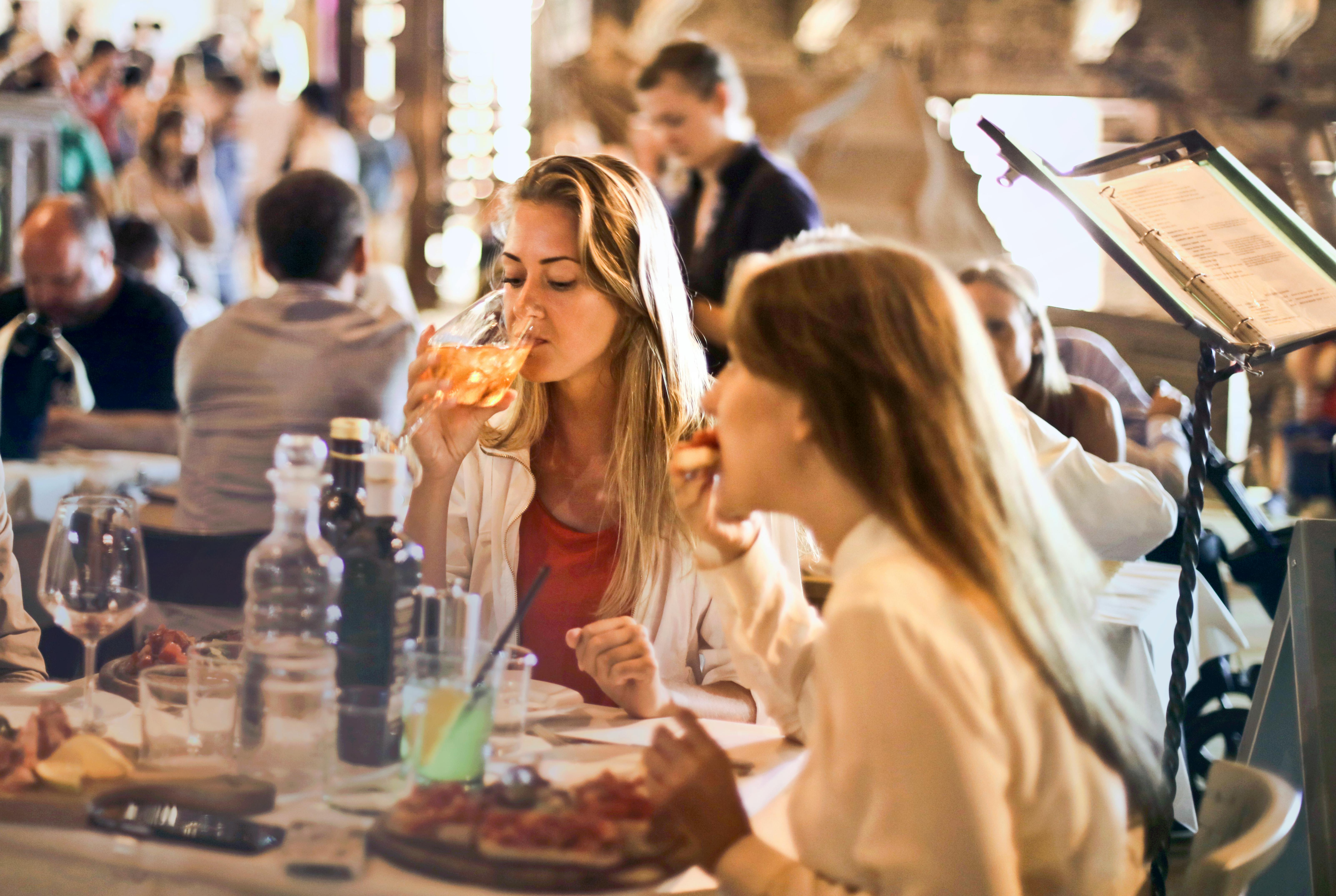 Deux femmes mangeant dans un restaurant | Source : Pexels