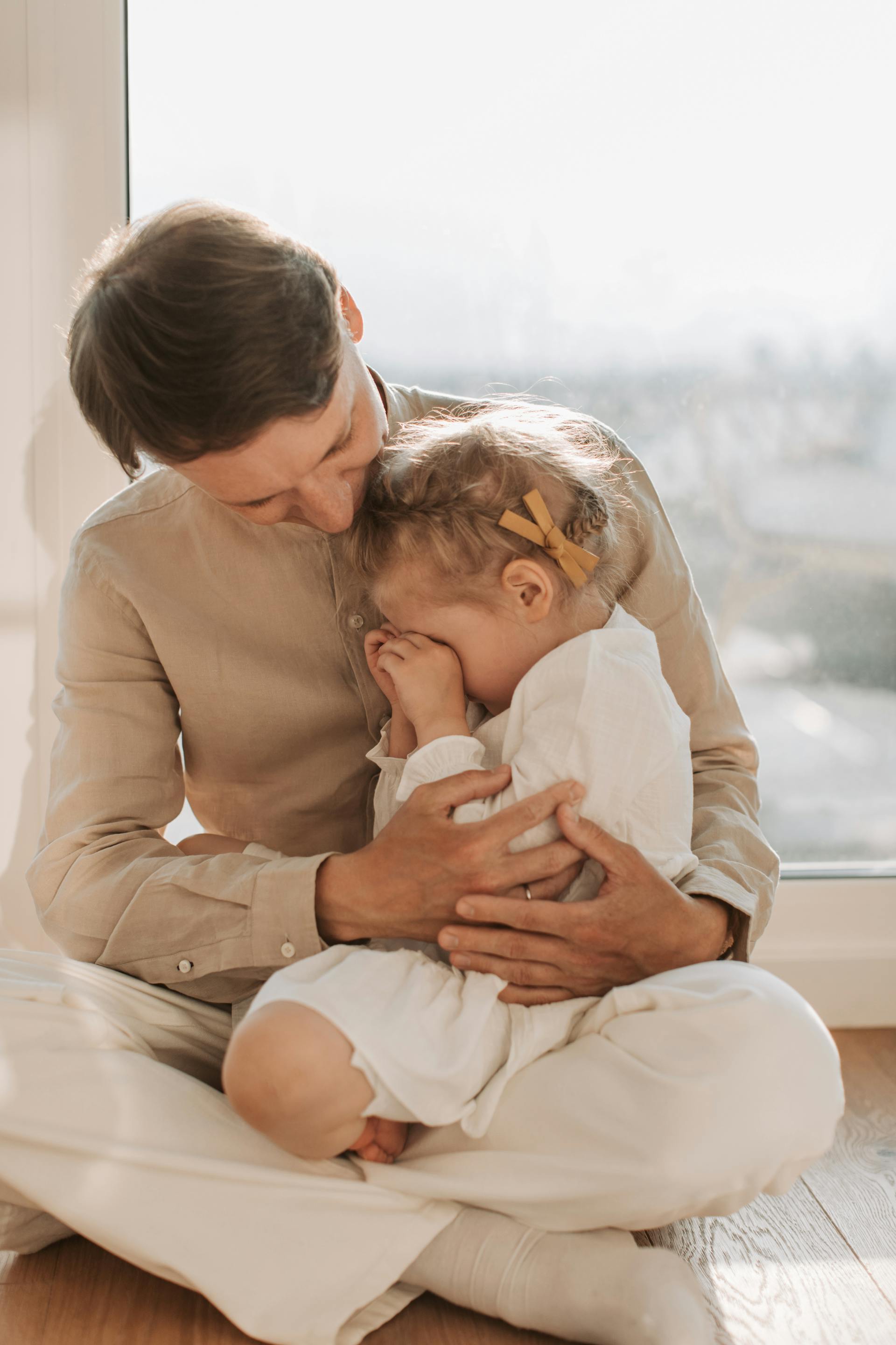 Un père réconfortant sa petite fille triste | Source : Pexels