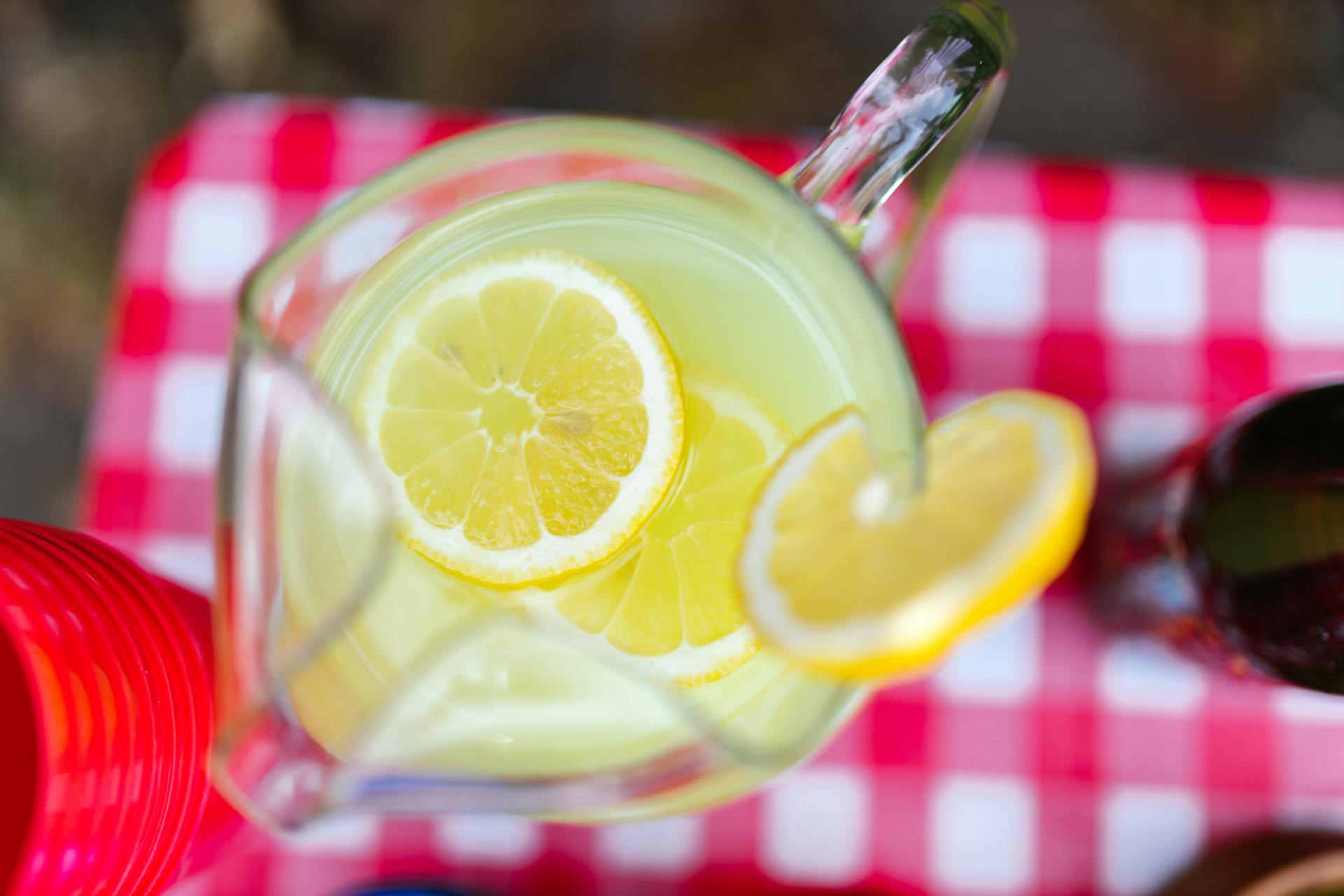 Gros plan de limonade dans un pichet en verre | Source : Pexels