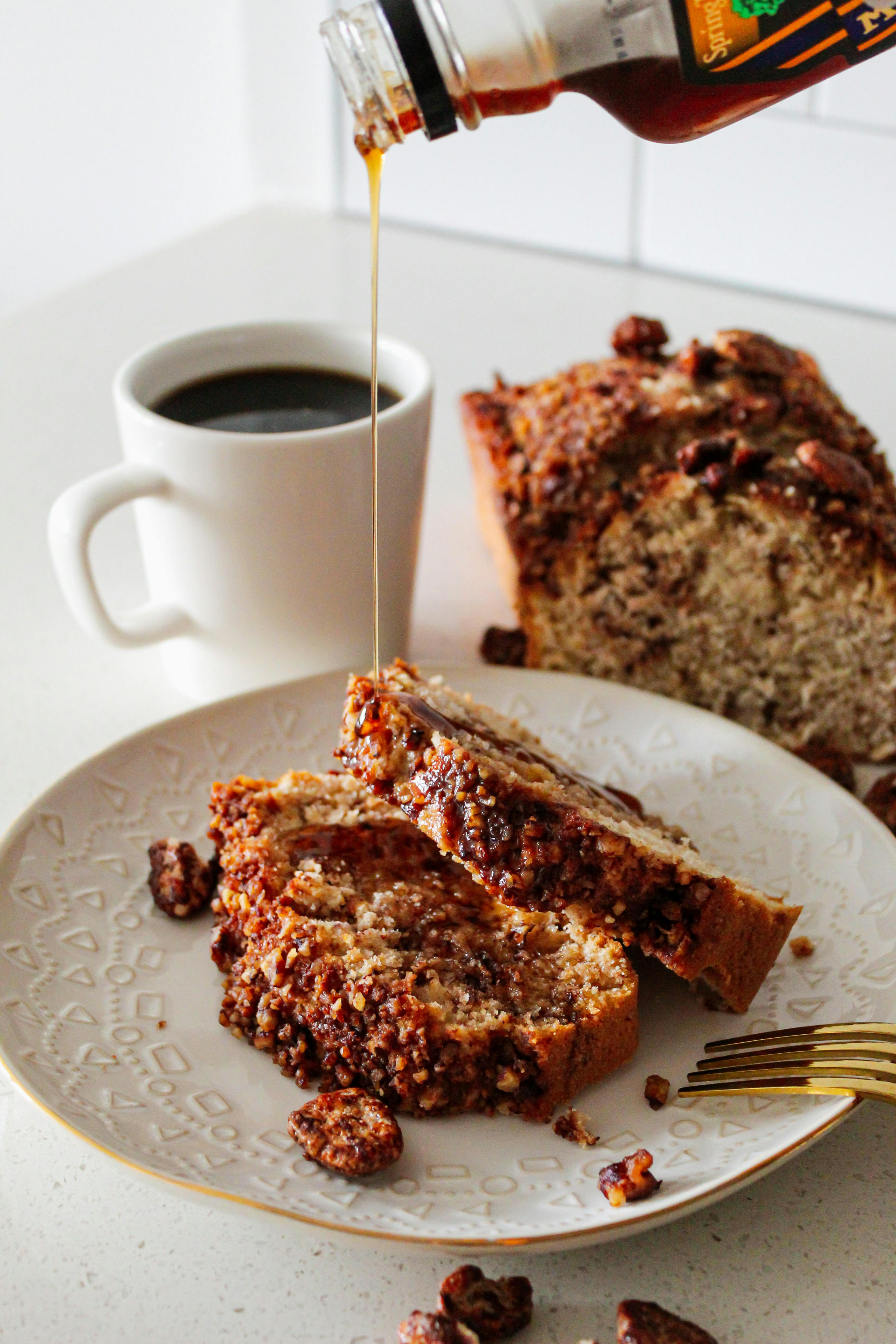 Pain aux bananes sur une assiette | Source : Pexels