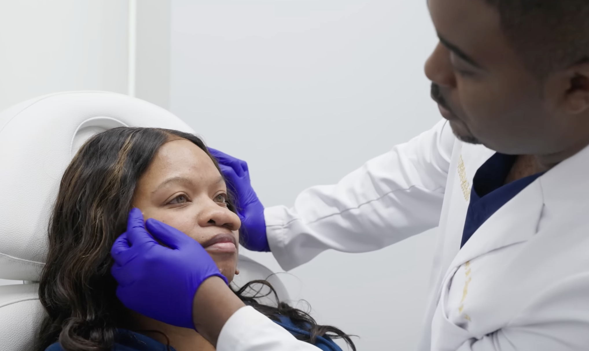 Le Dr Carl Truesdale examine Danielle avant l'opération | Source : YouTube/@Dr.Truesdale