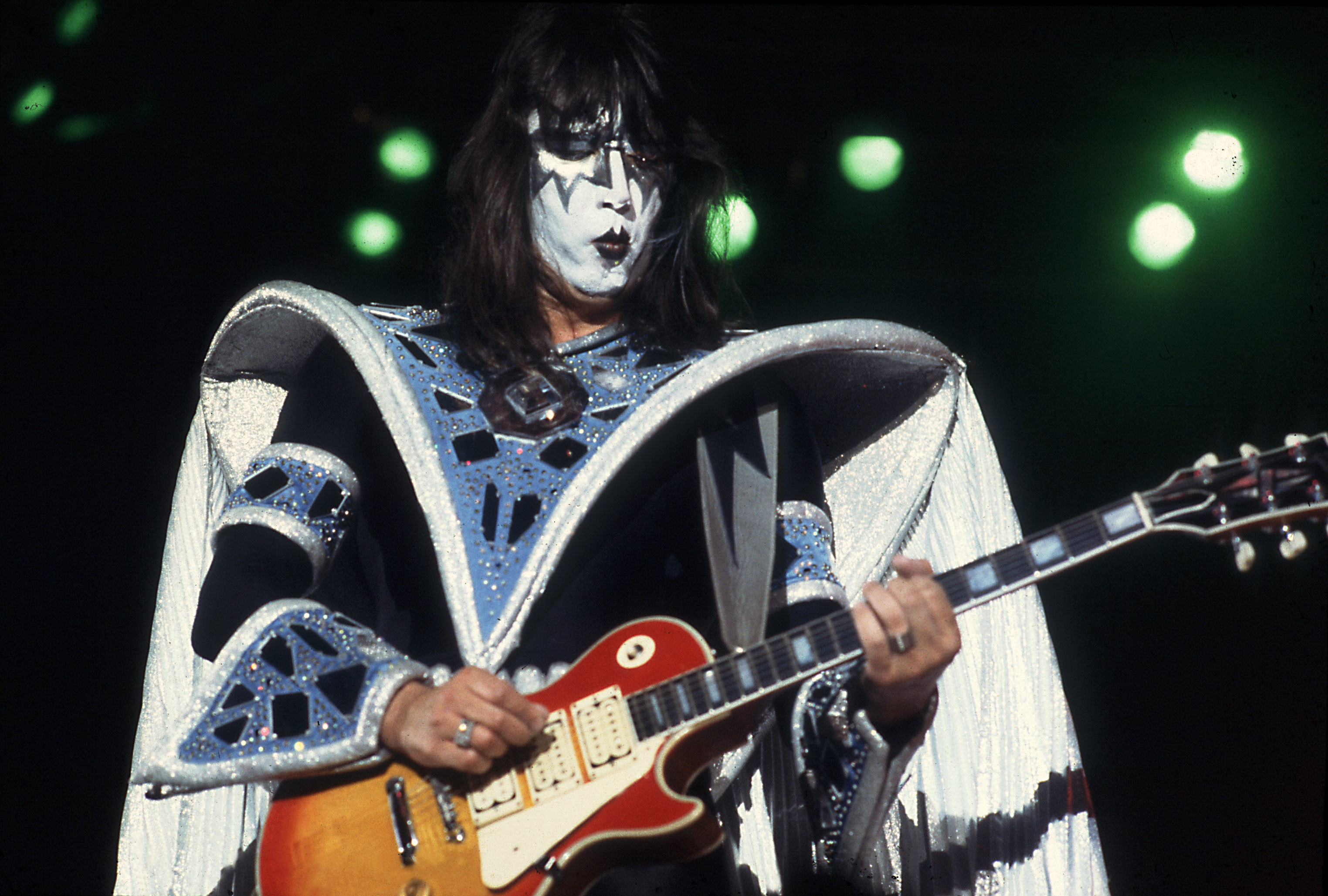 Ace Frehley se produit avec KISS à l'International Amphitheater de Chicago, dans l'Illinois, le 22 septembre 1979 | Source : Getty Images