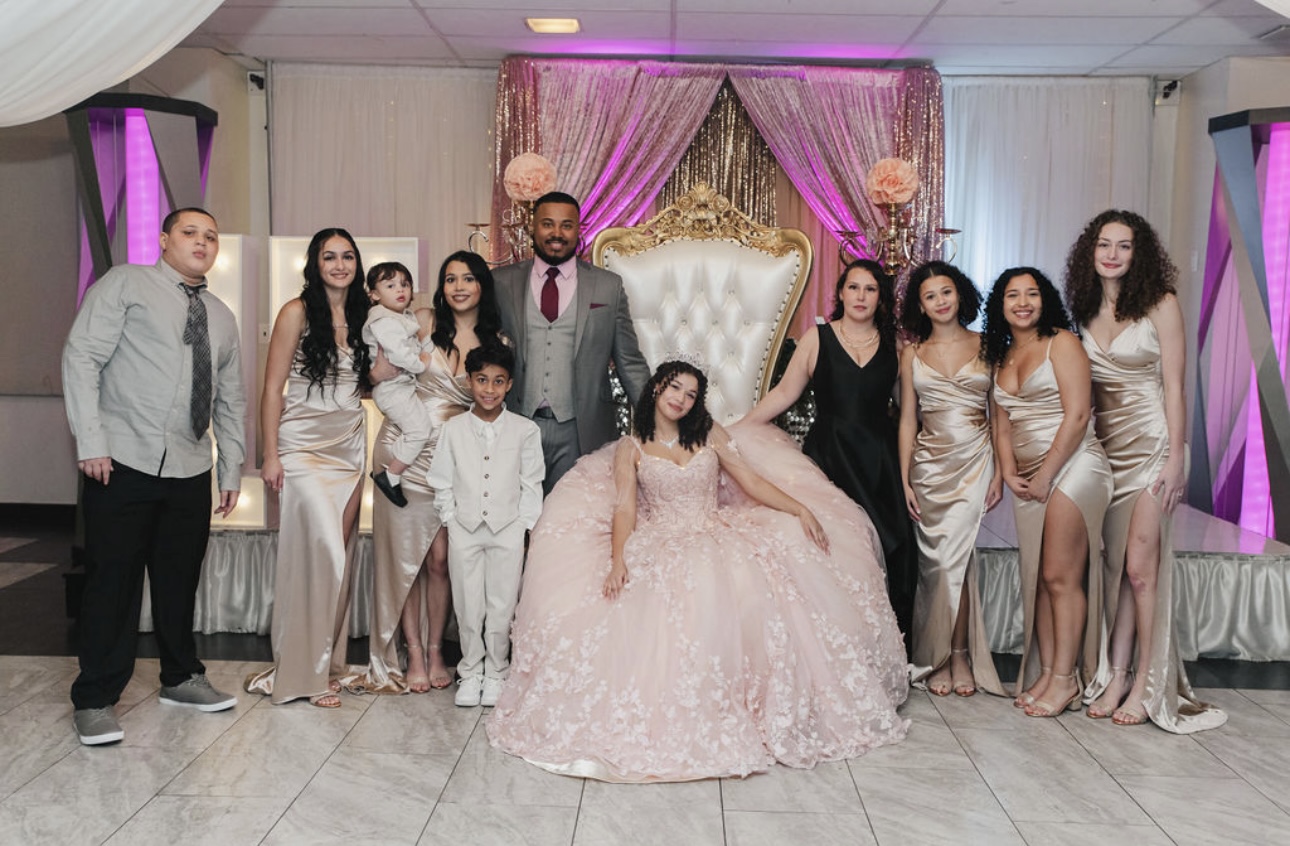Misty De La Cruz avec sa famille | Source : GoFundMe/help-misty-keep-her-family-home (Aidez Misty à garder sa maison familiale)