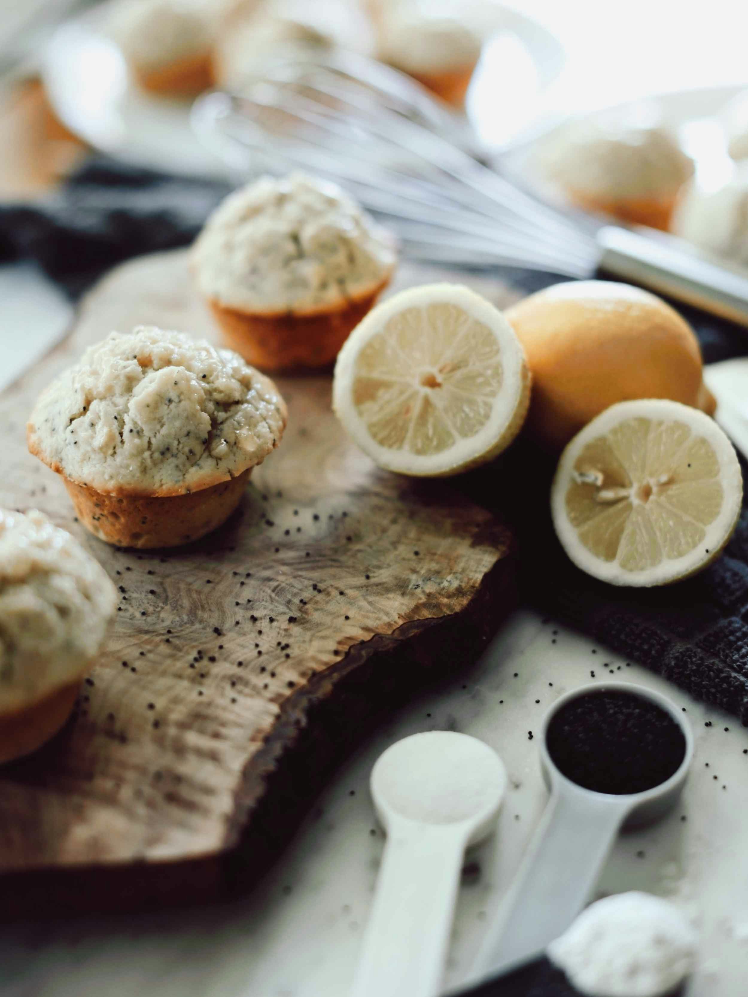 Muffins sur une planche en bois | Source : Unsplash