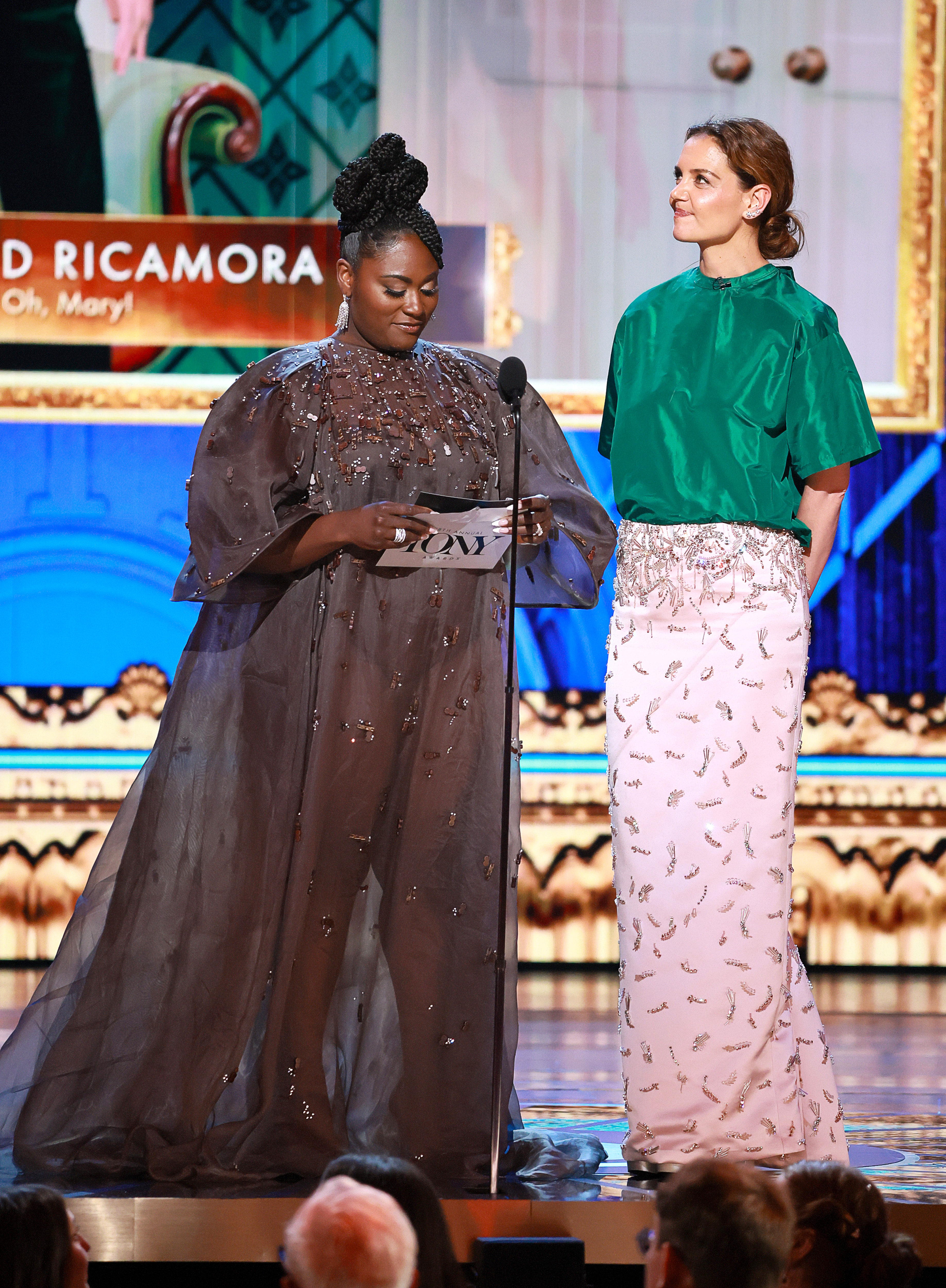 Dans un contraste vibrant de vert et de rose tendre, Katie Holmes se tient aux côtés de Danielle Brooks alors qu'elles remettent un prix aux Tonys 2025, captant les projecteurs avec couleur et confiance.