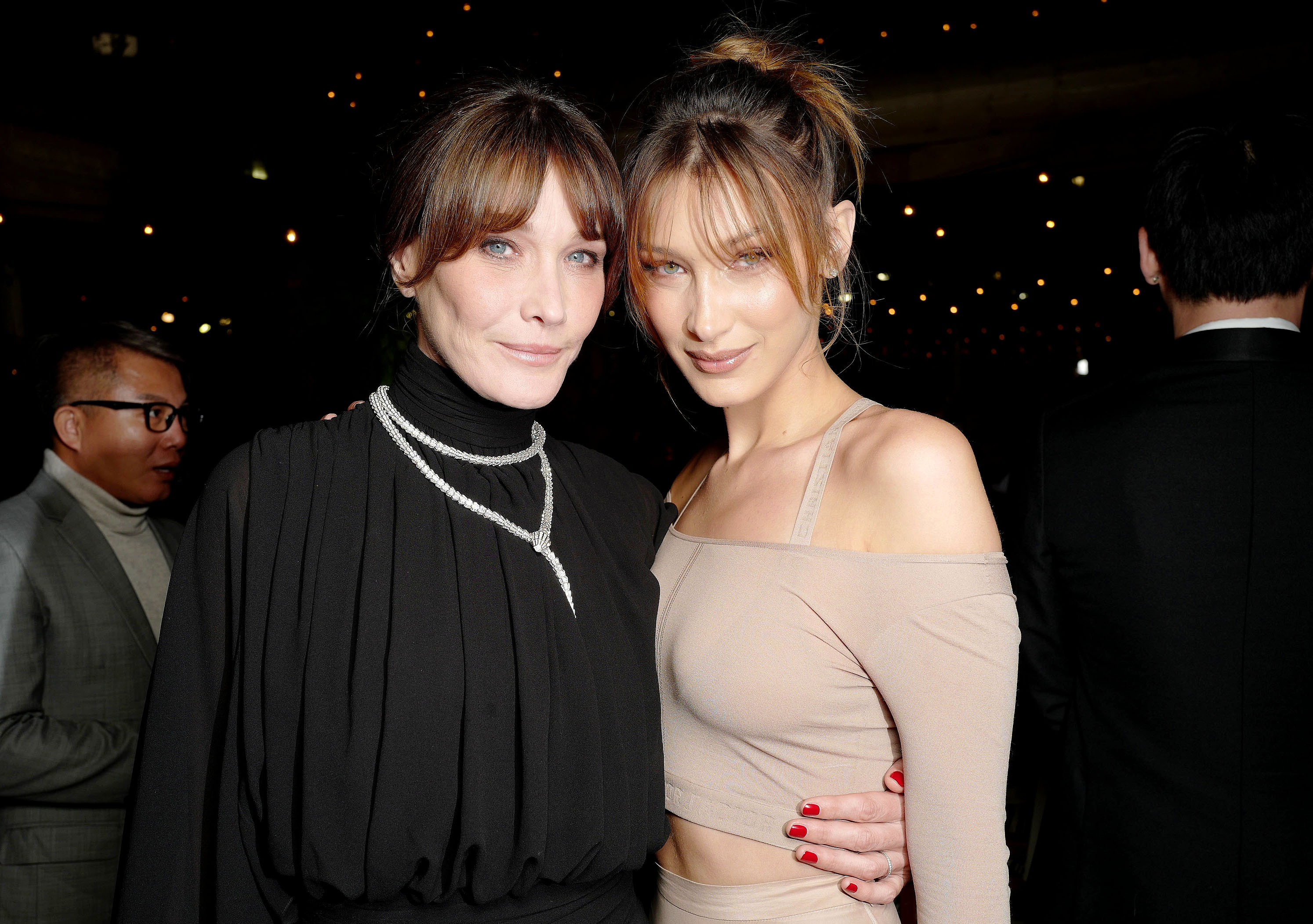 Carla Bruni-Sarkozy et Bella Hadid assistent au dîner Dior x Vogue lors du Festival de Cannes, en France, le 15 mai 2019. | Source : Getty Images