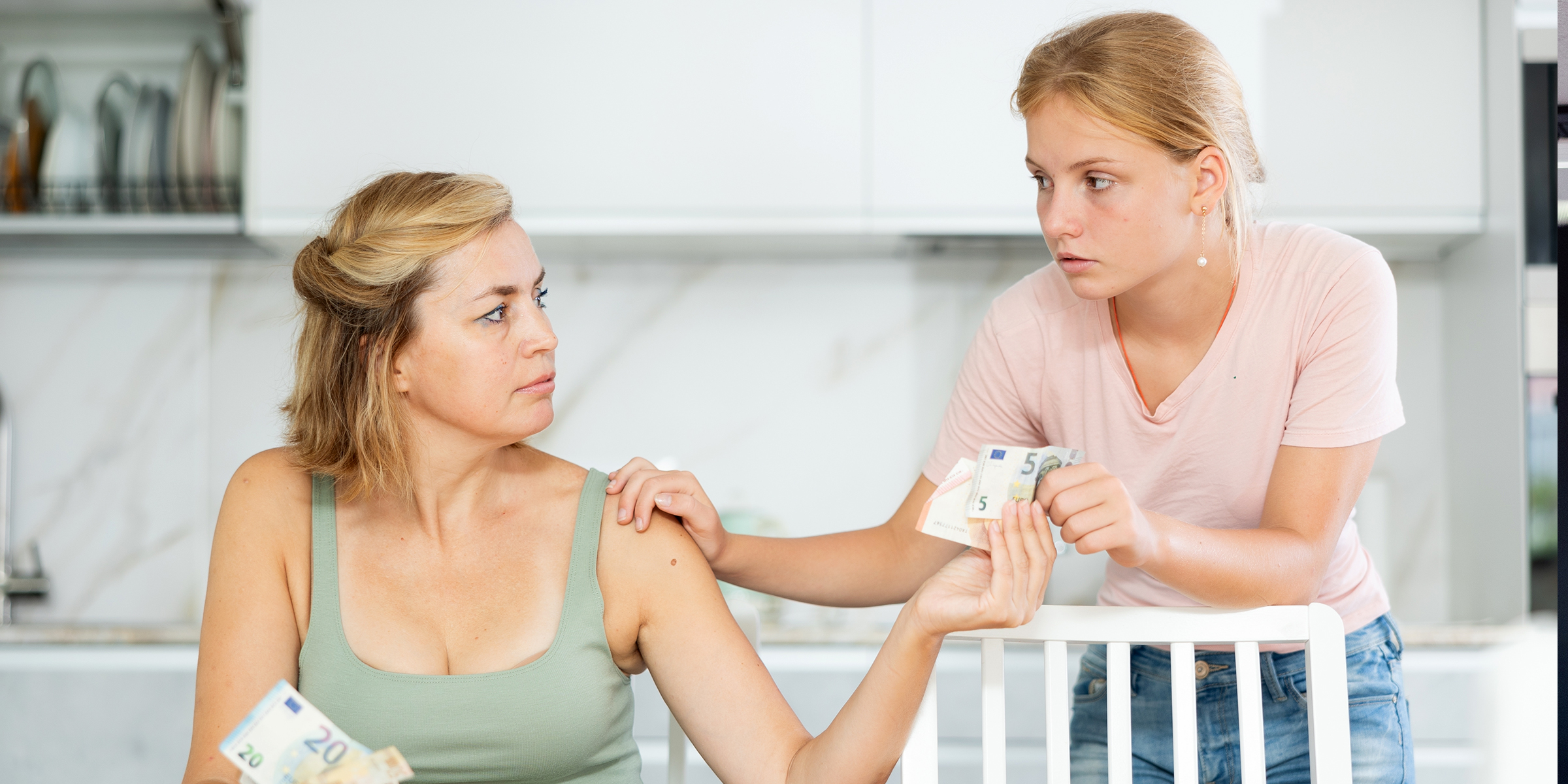 Une jeune femme réclamant de l'argent à sa mère | Source : Shutterstock
