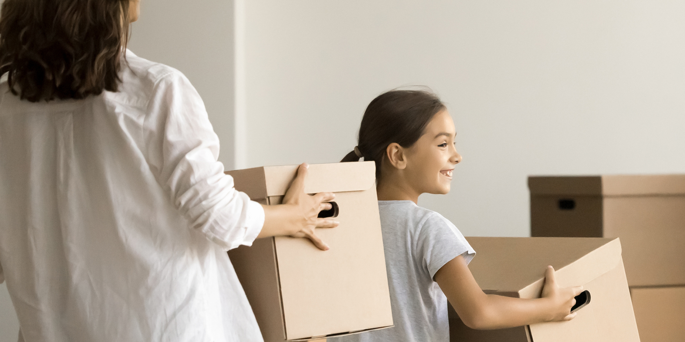 Une femme et sa fille tenant des boîtes | Source : Shutterstock
