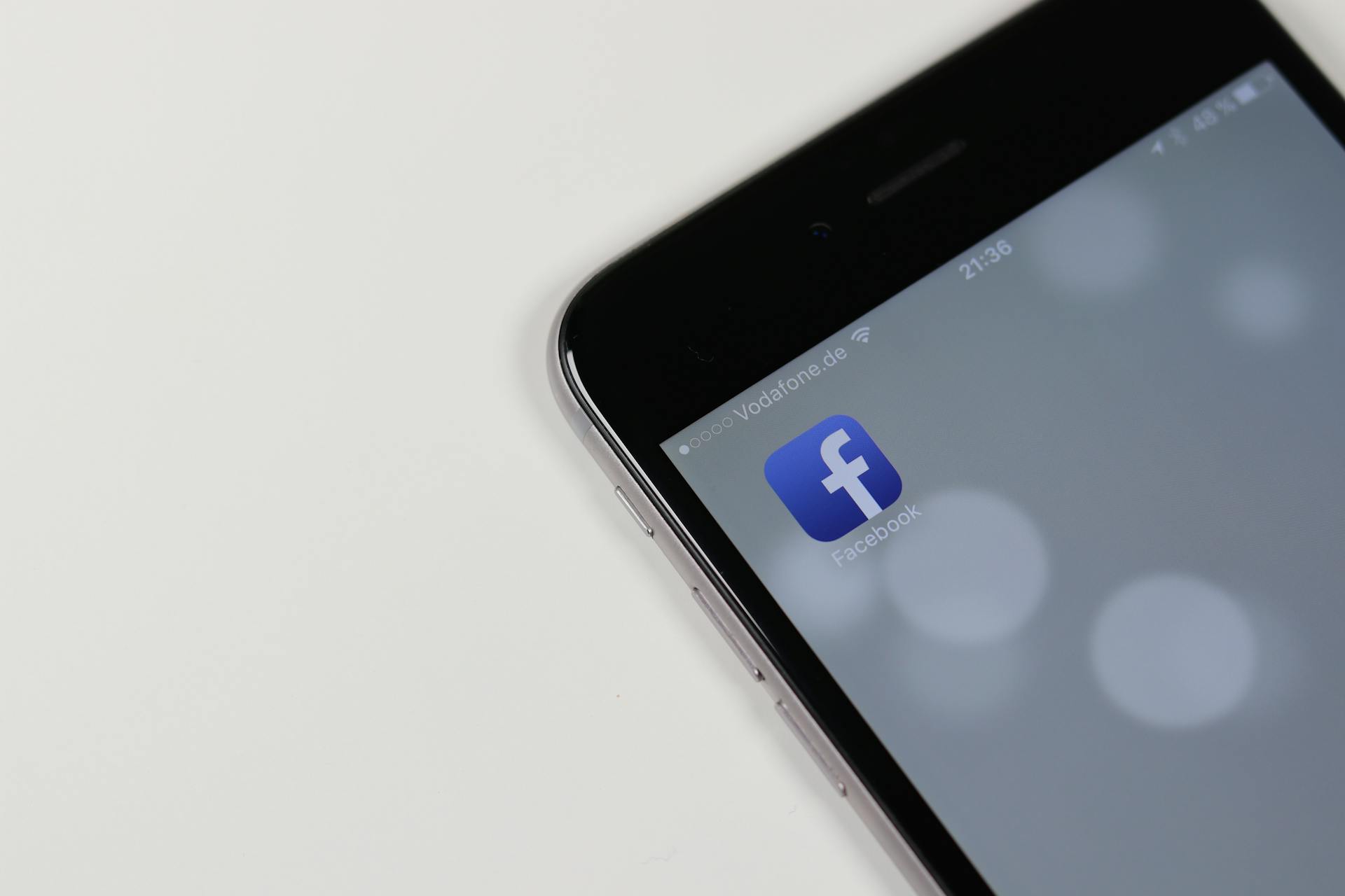 L'icône de l'application Facebook sur l'écran d'un téléphone | Source : Pexels