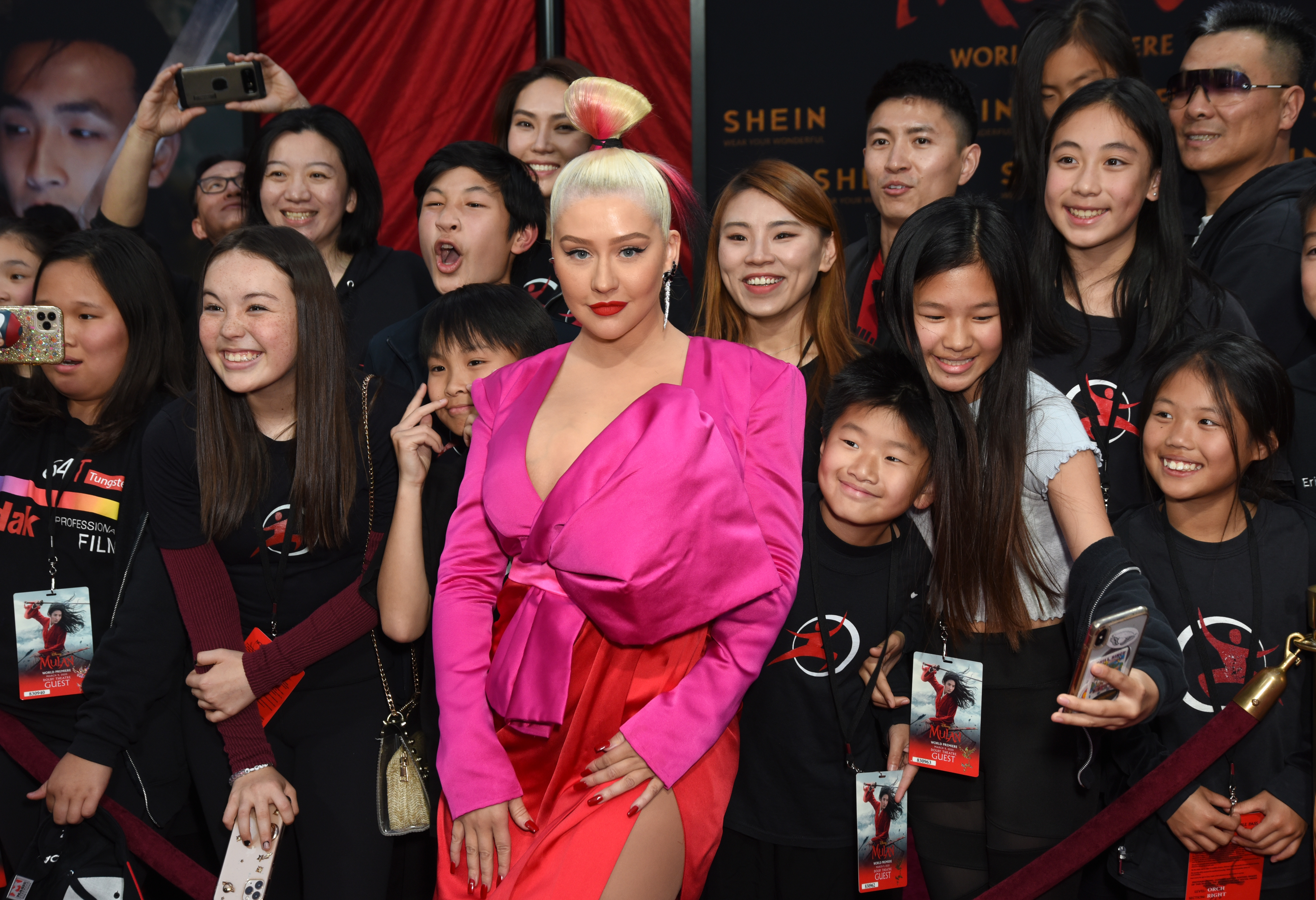 Christina Aguilera, 39 ans, affiche sa silhouette généreuse et son visage rond aux joues pleines et à la mâchoire proéminente lors de la première mondiale du film « Mulan » organisée par Disney le 9 mars 2020 à Hollywood, en Californie.