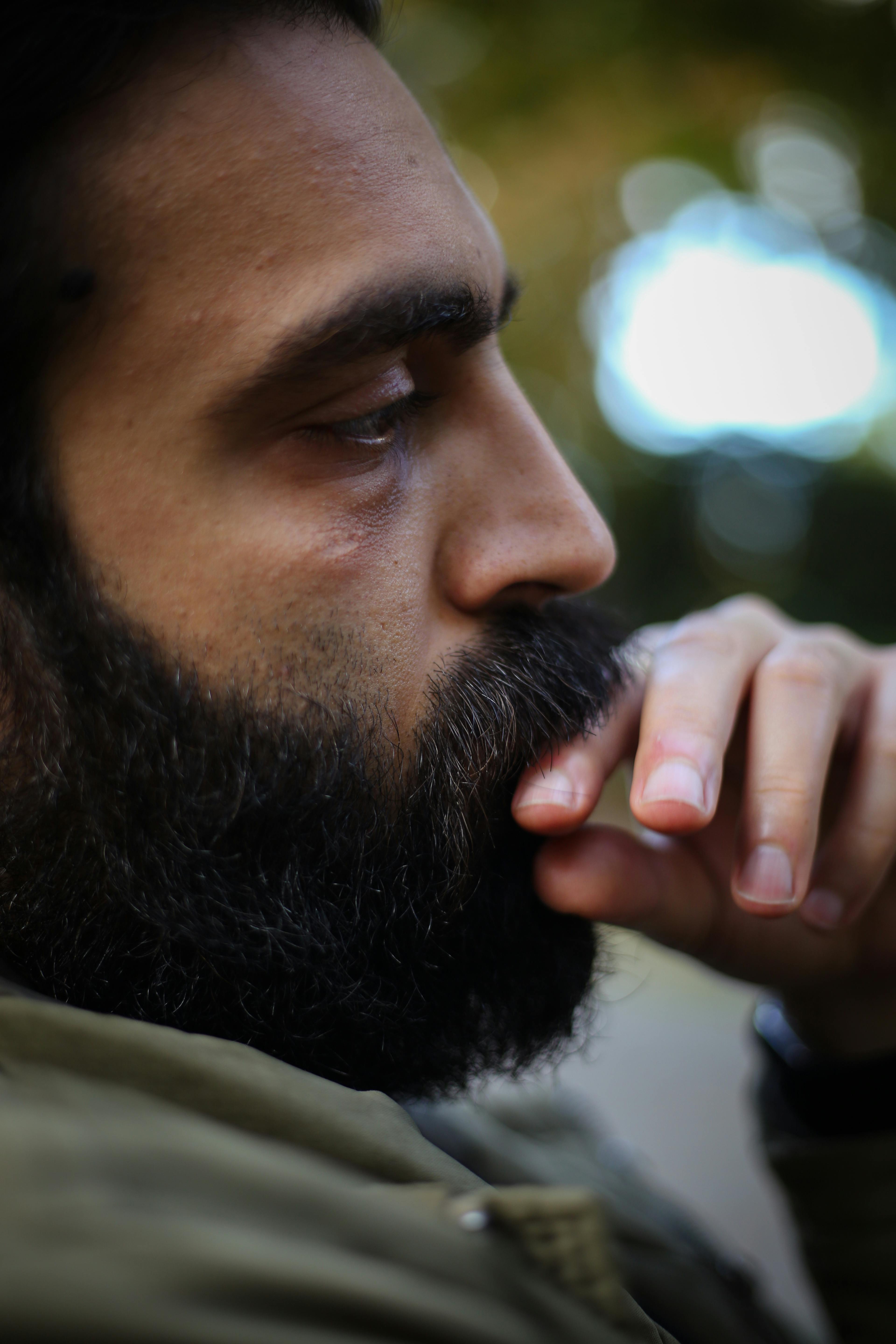 Un homme sérieux et déterminé qui réfléchit | Source : Pexels