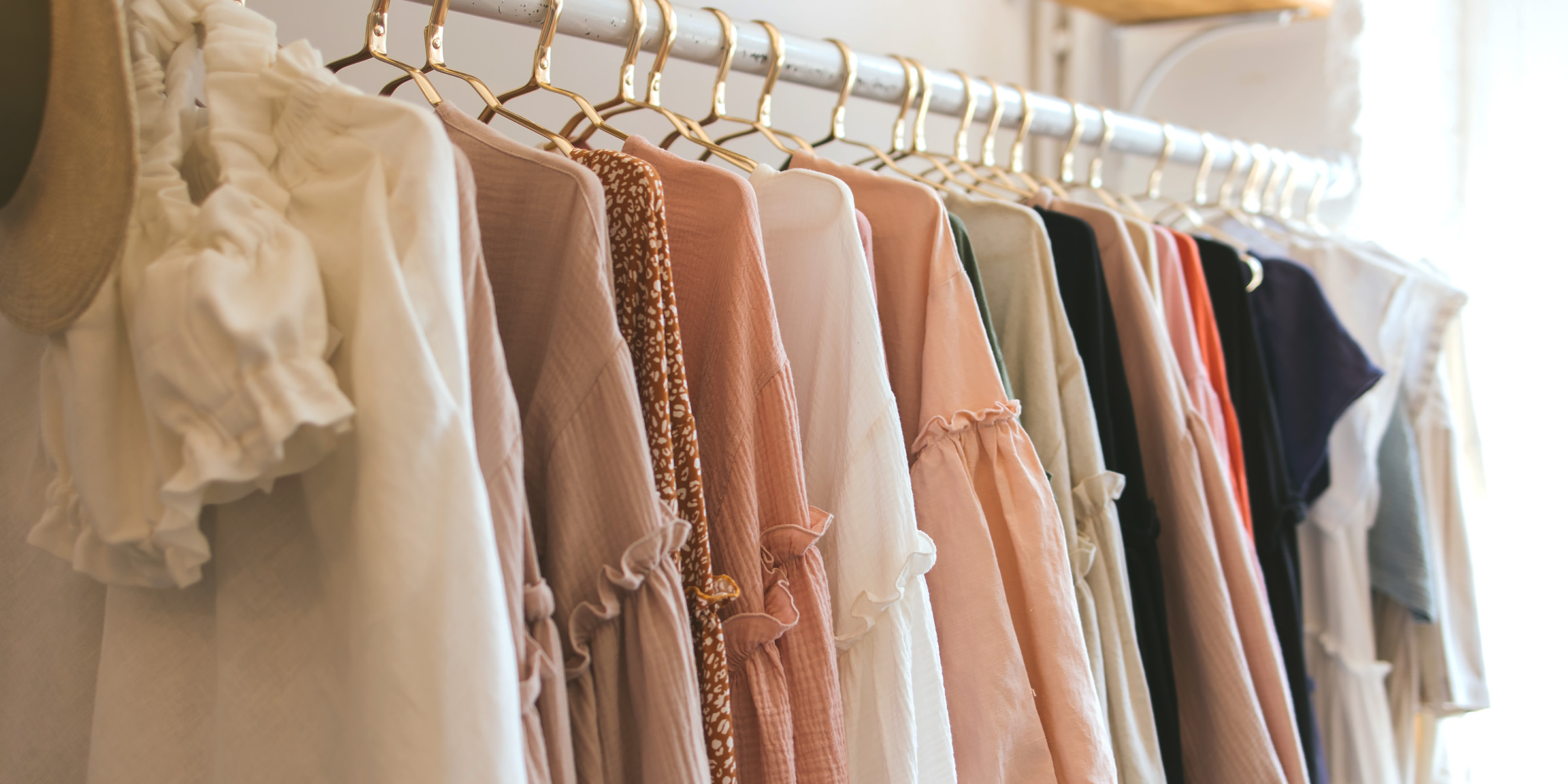 Une armoire pleine de robes | Source : Shutterstock