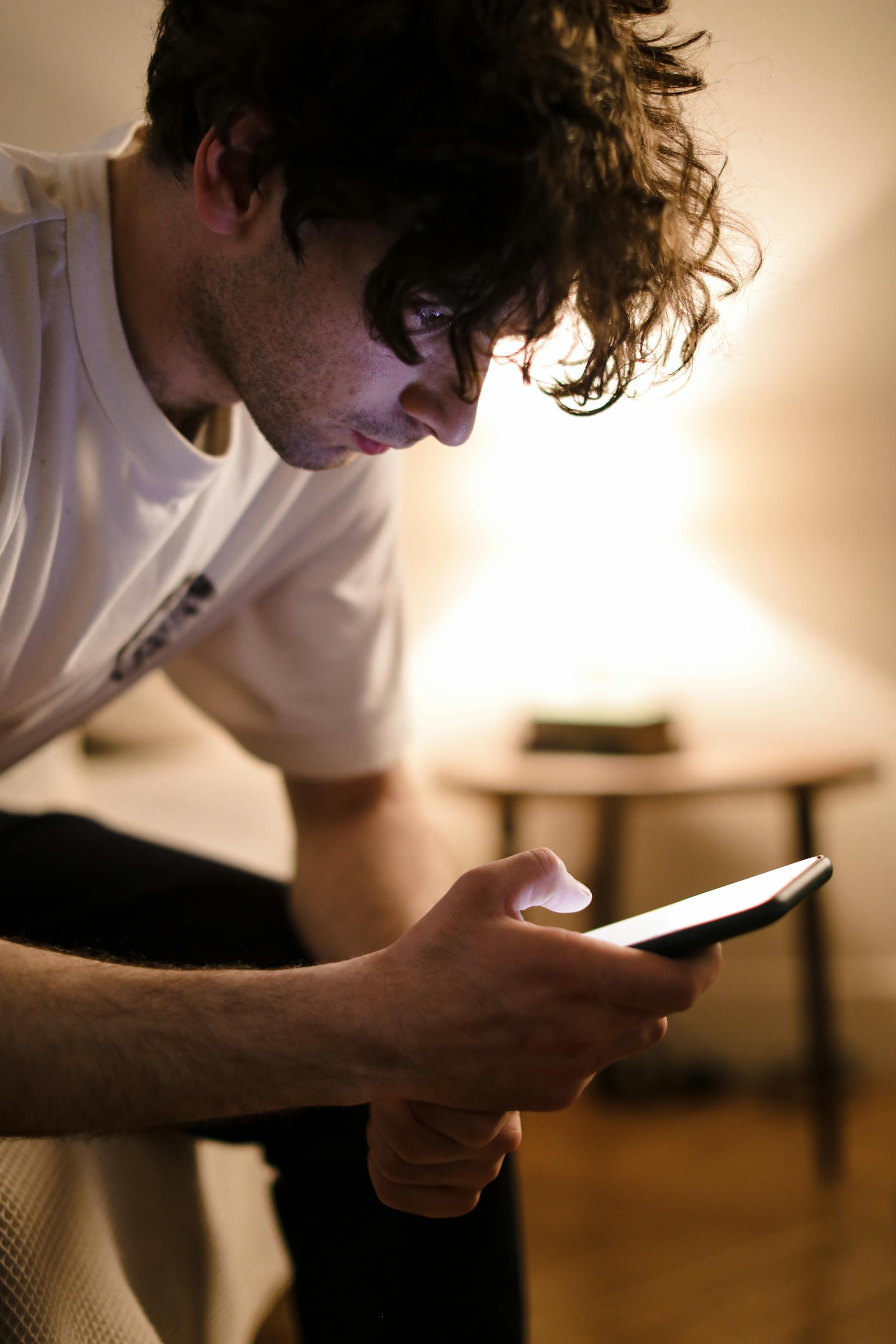 Un homme utilisant un téléphone | Source : Pexels