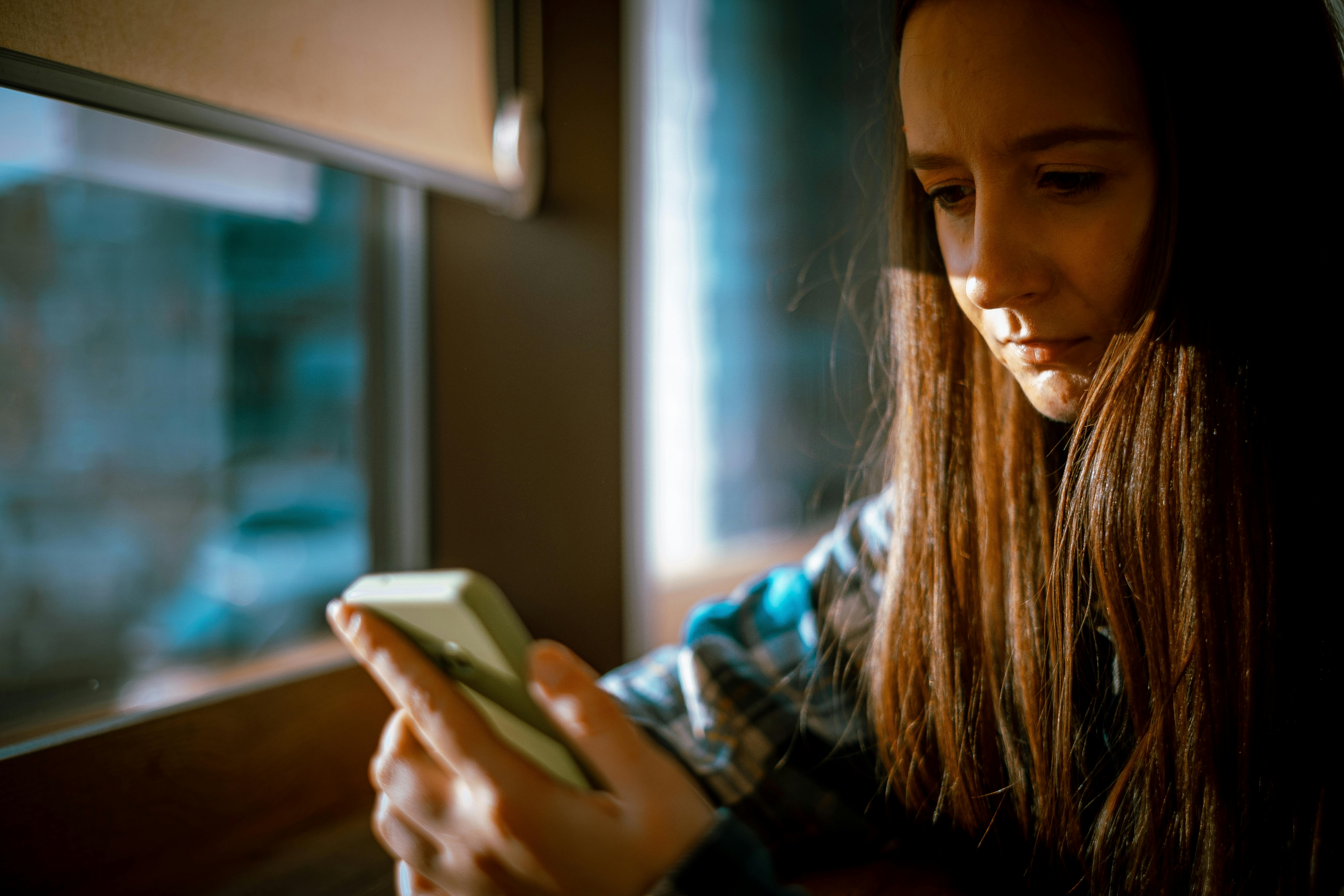 Une femme regardant son téléphone | Source : Pexels