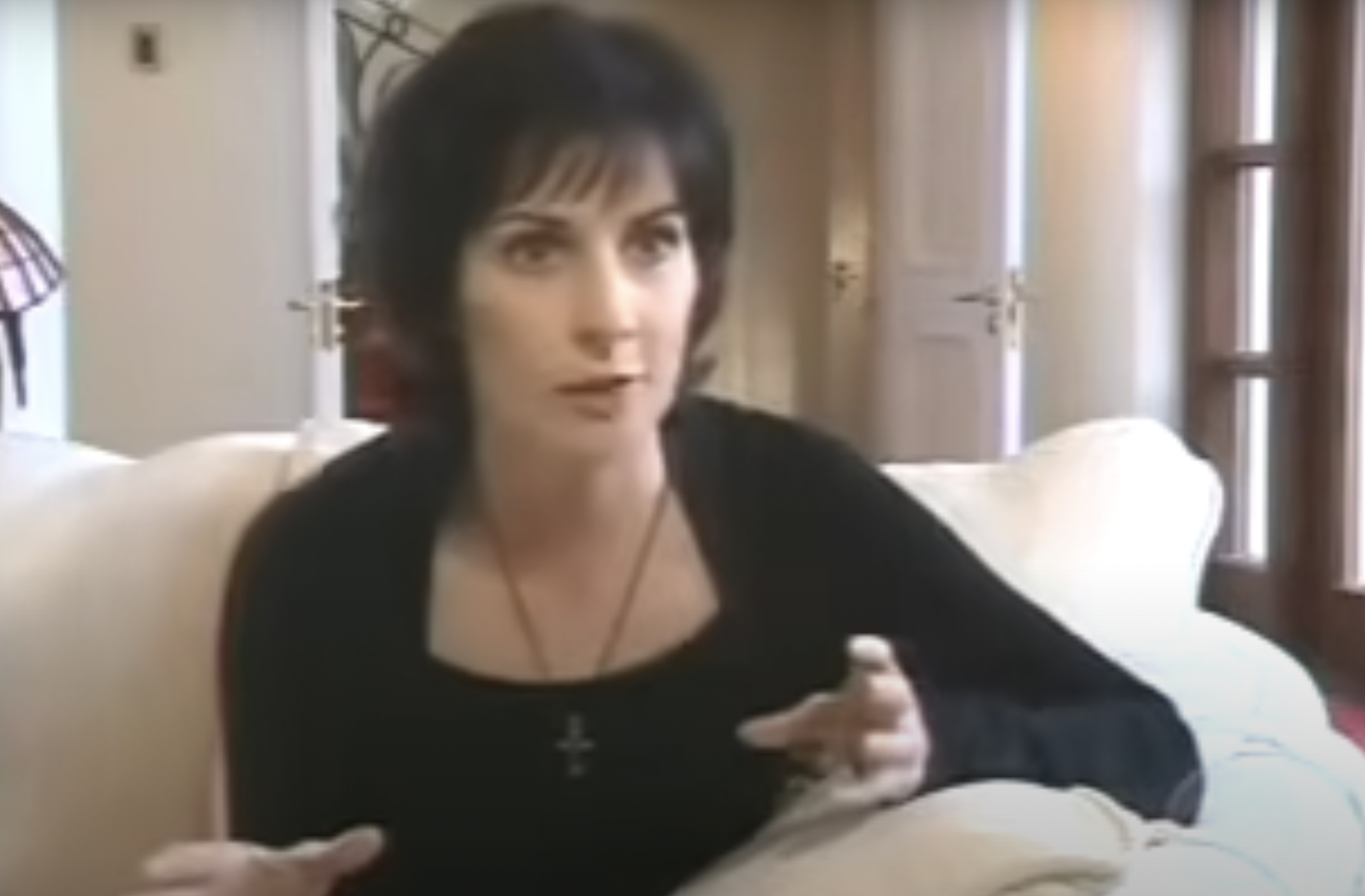 La star de la musique lors d'une interview en 2001, tirée d'une vidéo datée du 26 janvier 2022. | Source : YouTube/AndreW