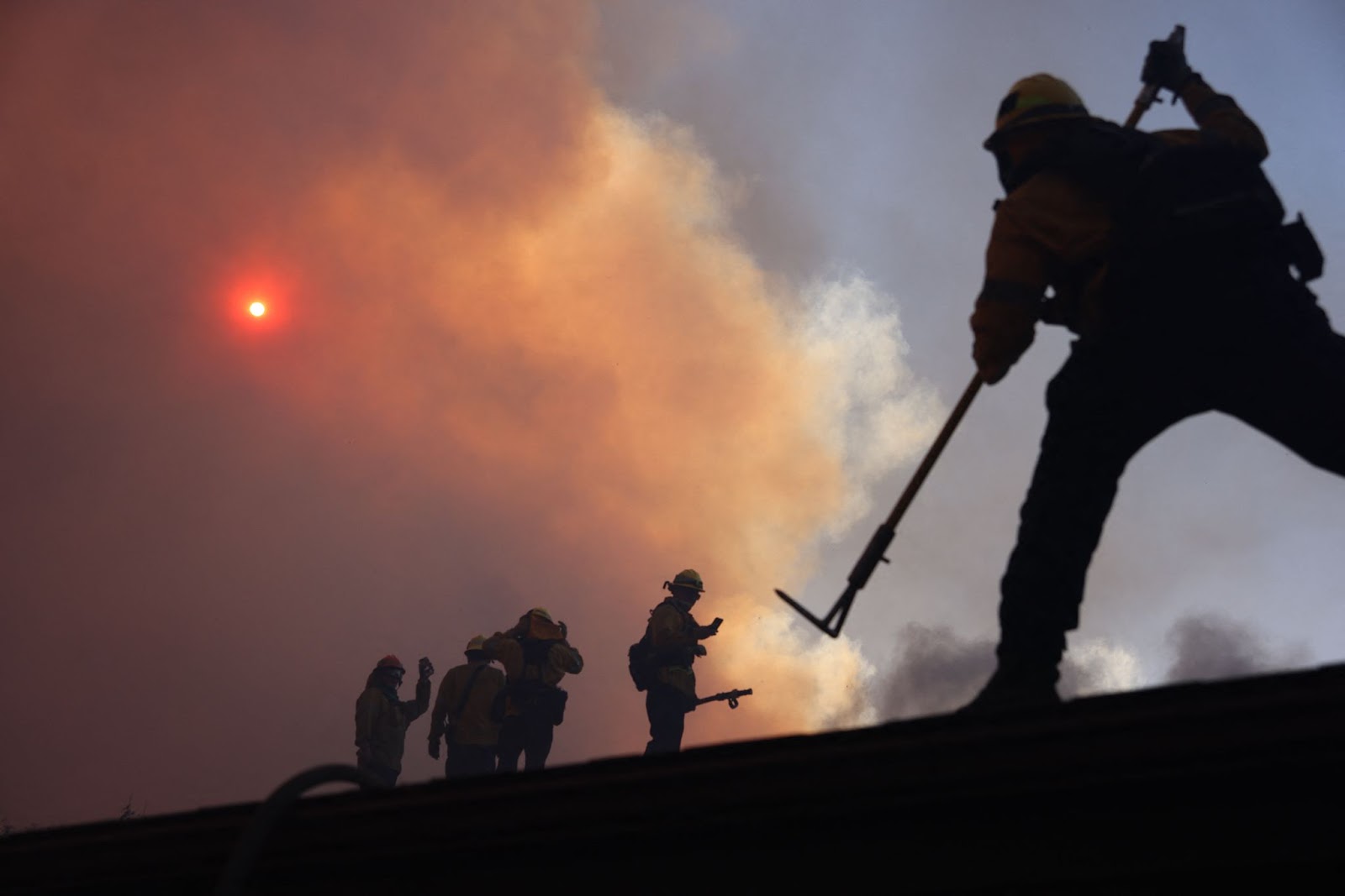 Pompiers s'efforçant d'éteindre l'incendie de Palisades à Los Angeles. | Source : Getty Images