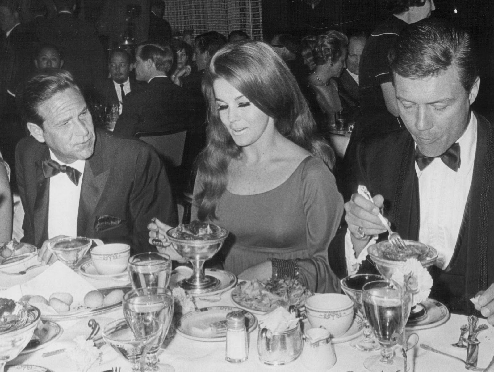 Roger Smith et sa femme photographiés lors d'un dîner au champagne en 1966. | Source : Getty Images