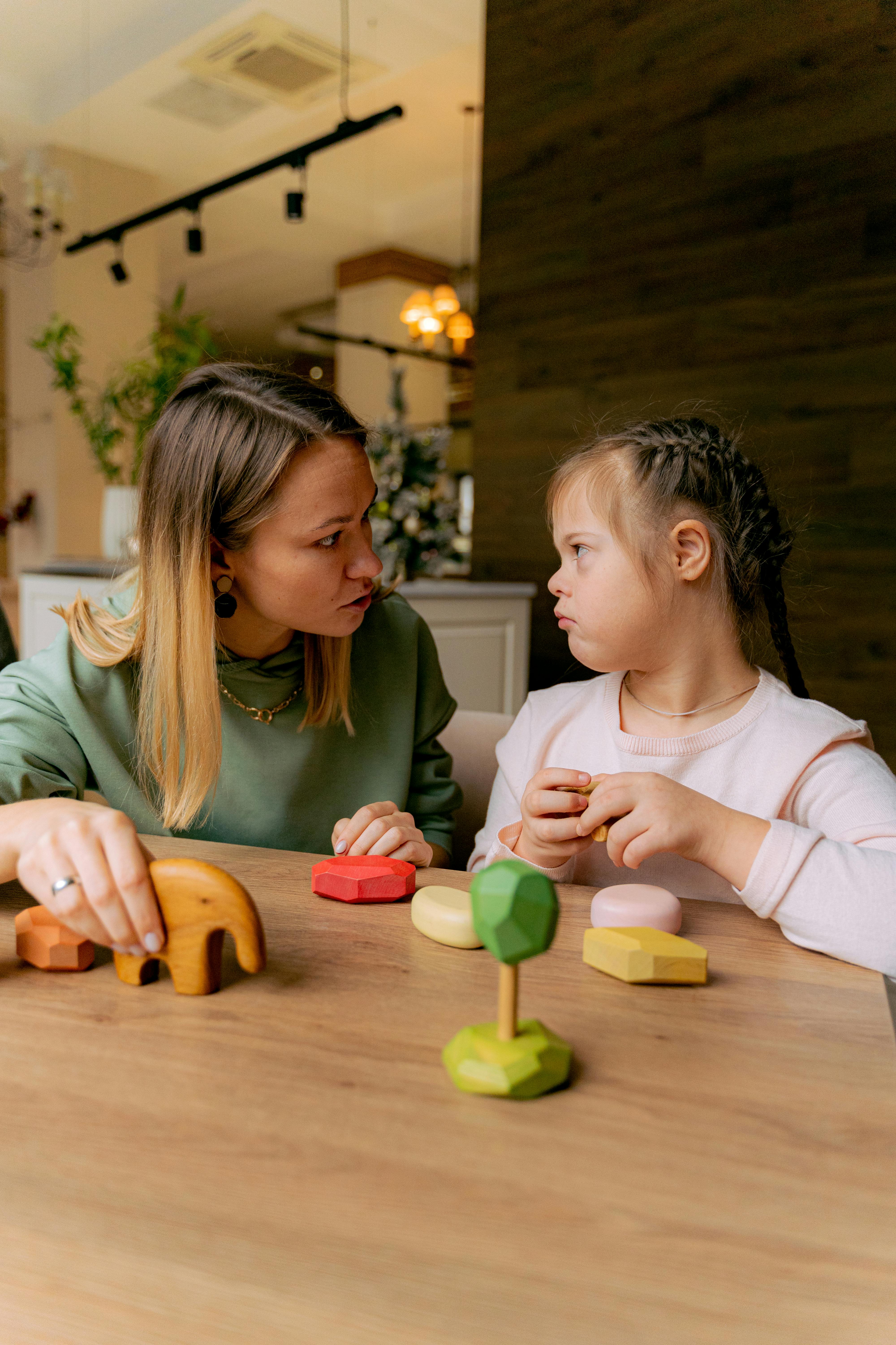 Mère jouant avec sa fille | Source : Pexels