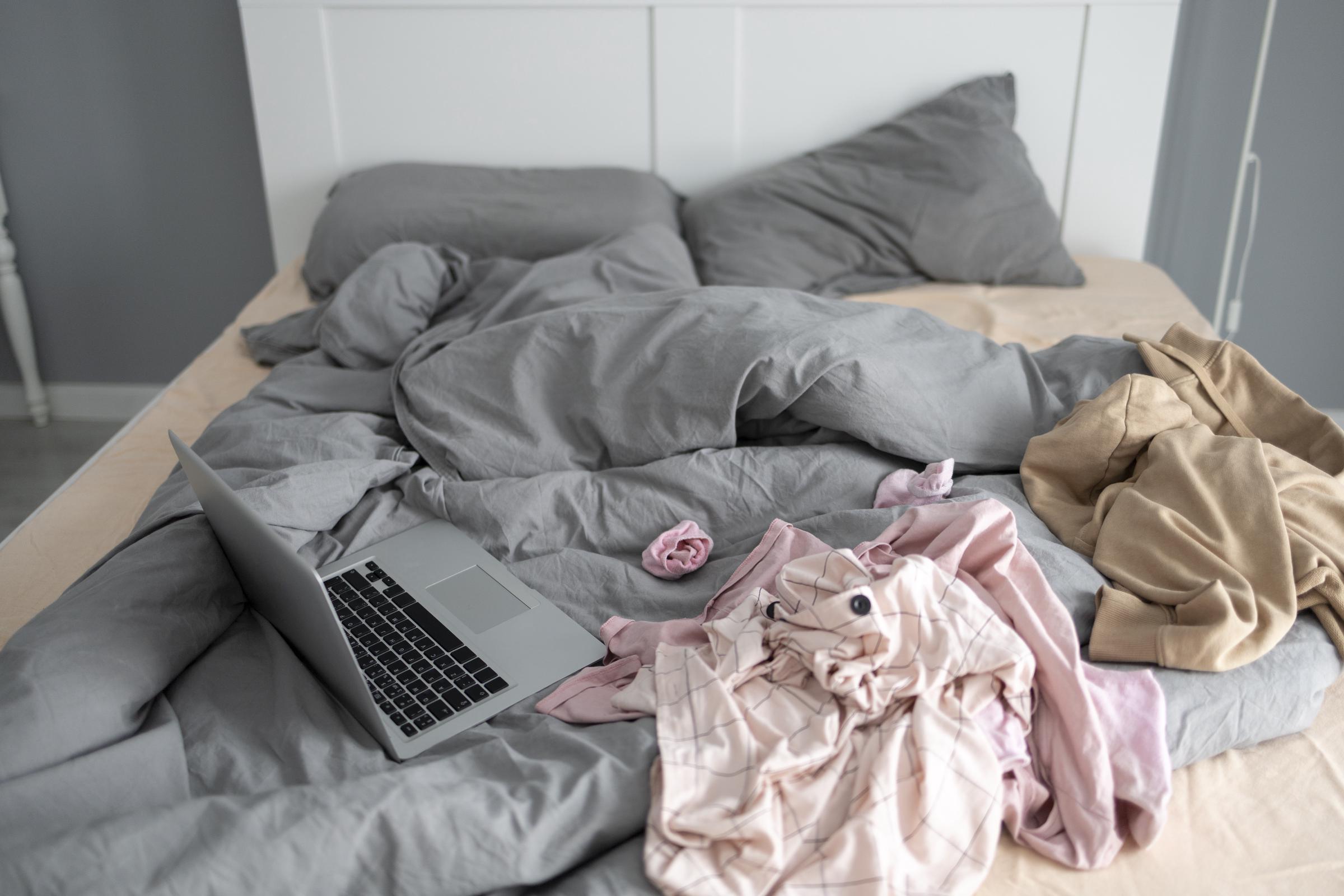 Une chambre à coucher en désordre | Source : Freepik