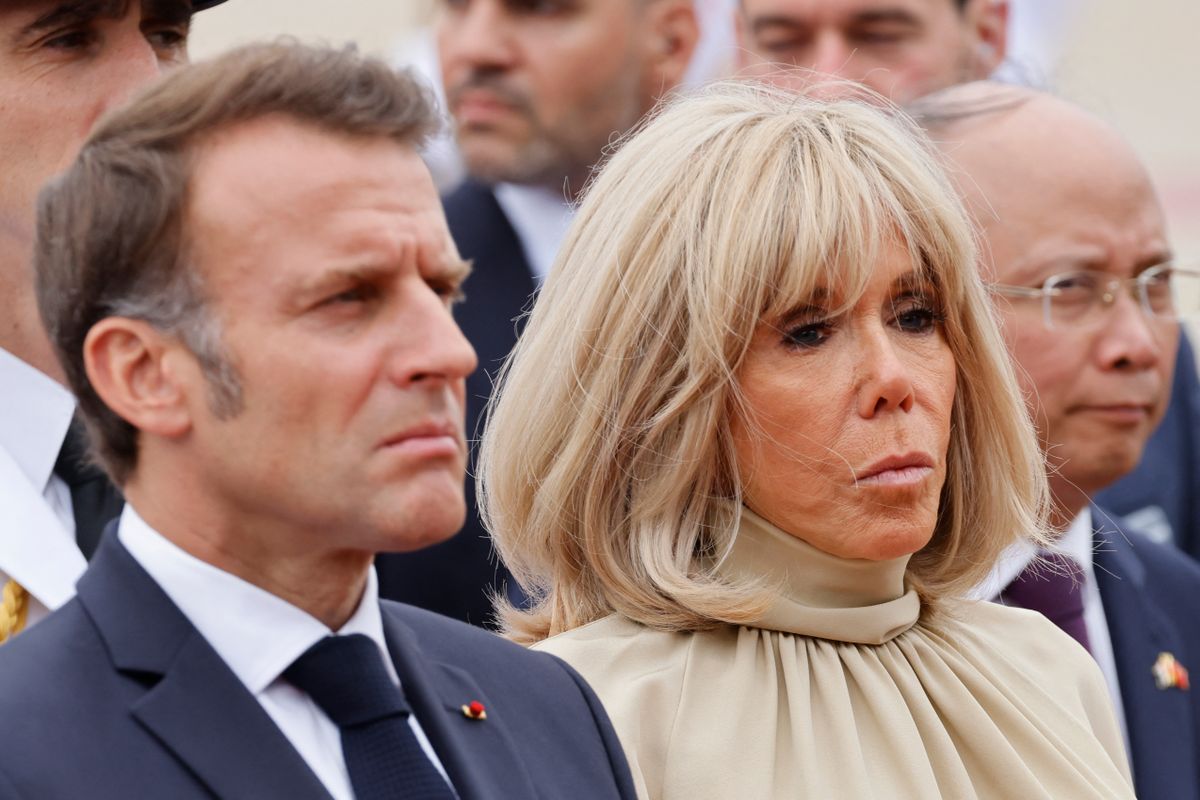Le président français Emmanuel Macron (G) et son épouse Brigitte Macron participent à une cérémonie de dépôt de gerbe au monument des héros et martyrs nationaux à Hanoï, le 26 mai 2025 I Source : Getty Images