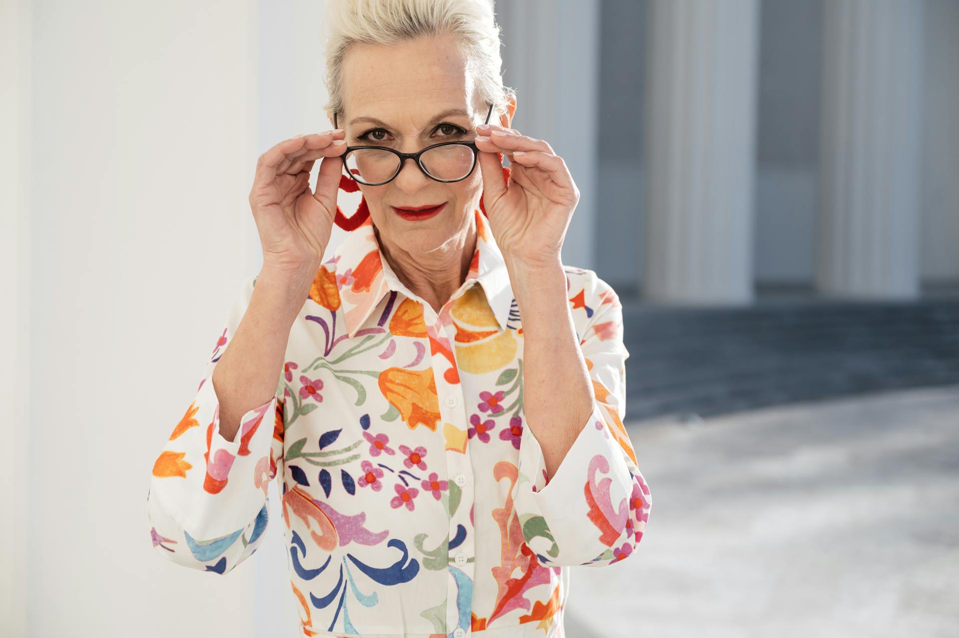 Une femme âgée tenant ses lunettes | Source : Pexels