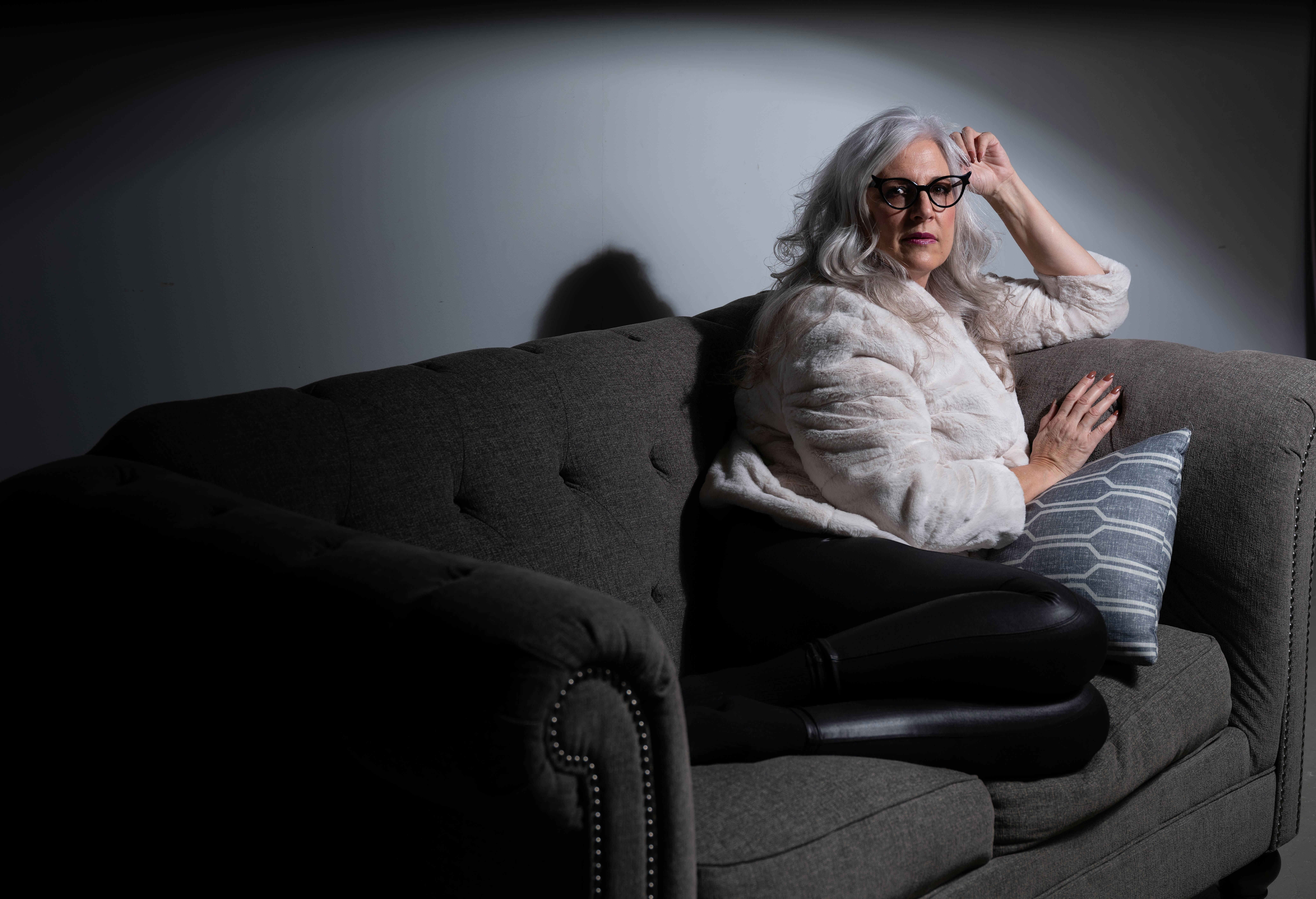 Une femme âgée assise sur un canapé | Source : Unsplash