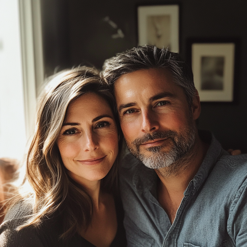 Un couple souriant | Source : Midjourney