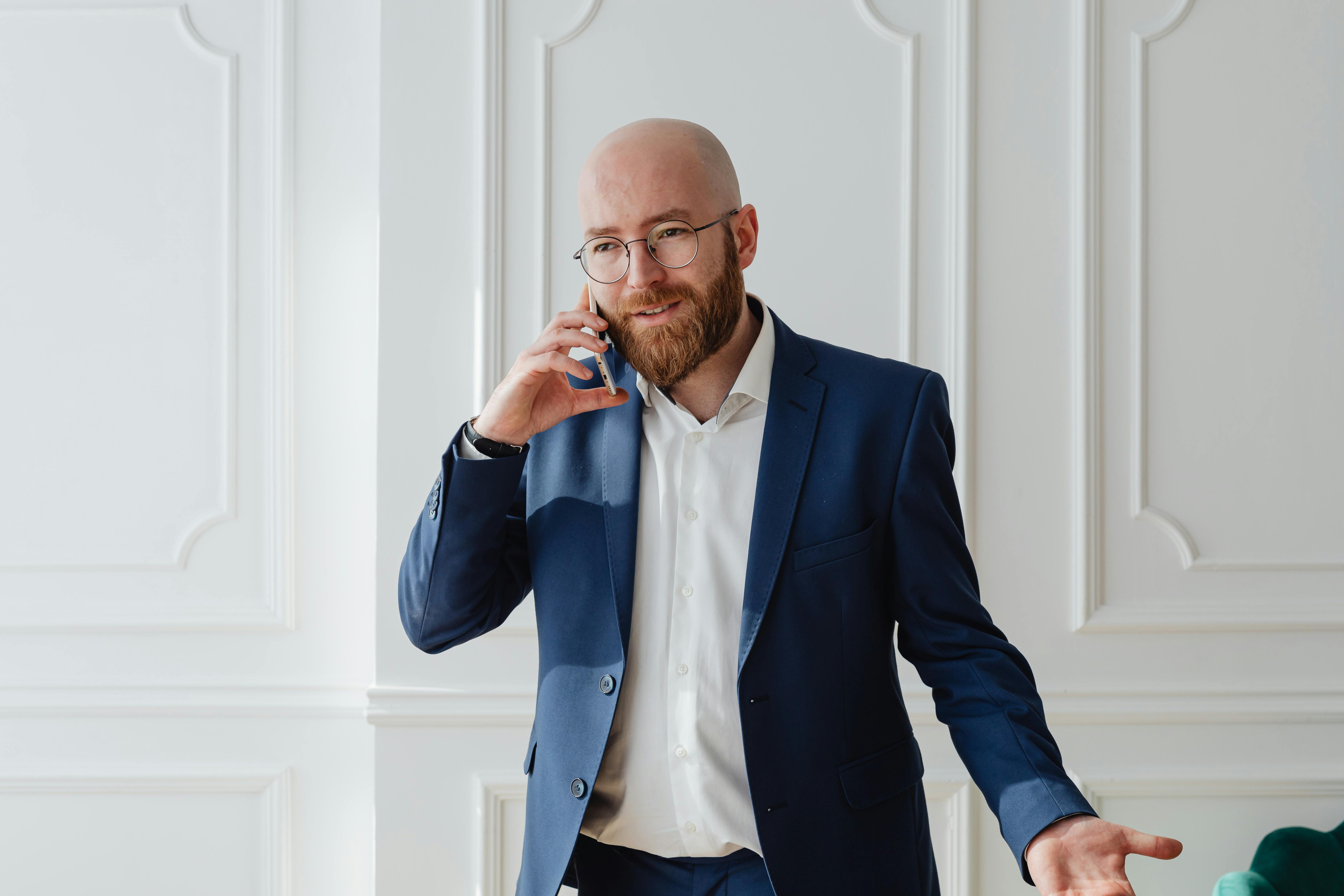 Un homme qui parle au téléphone | Source : Pexels