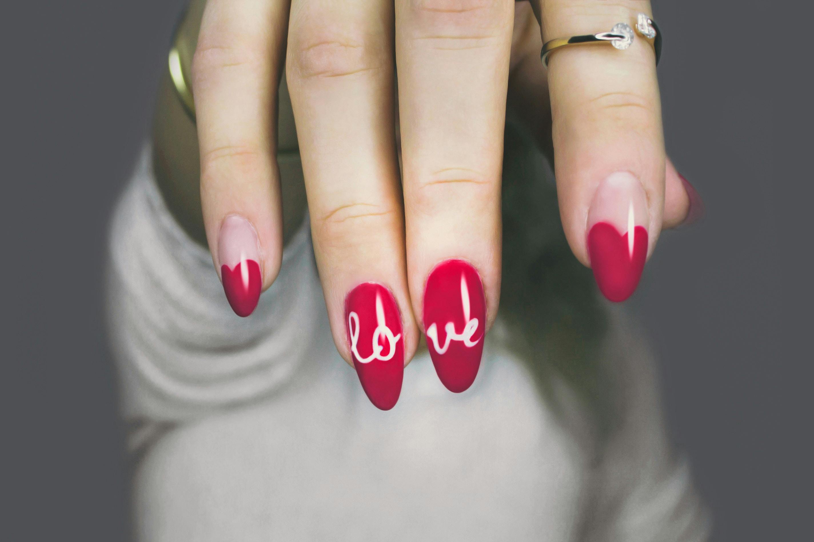 Gros plan sur les ongles manucurés d'une femme | Source : Pexels