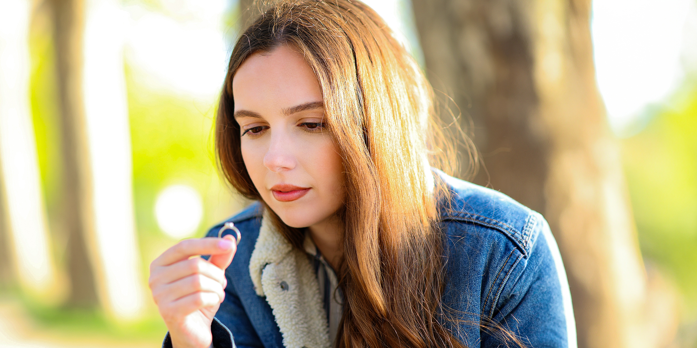 Une femme regarde sa bague de fiançailles | Source : Shutterstock