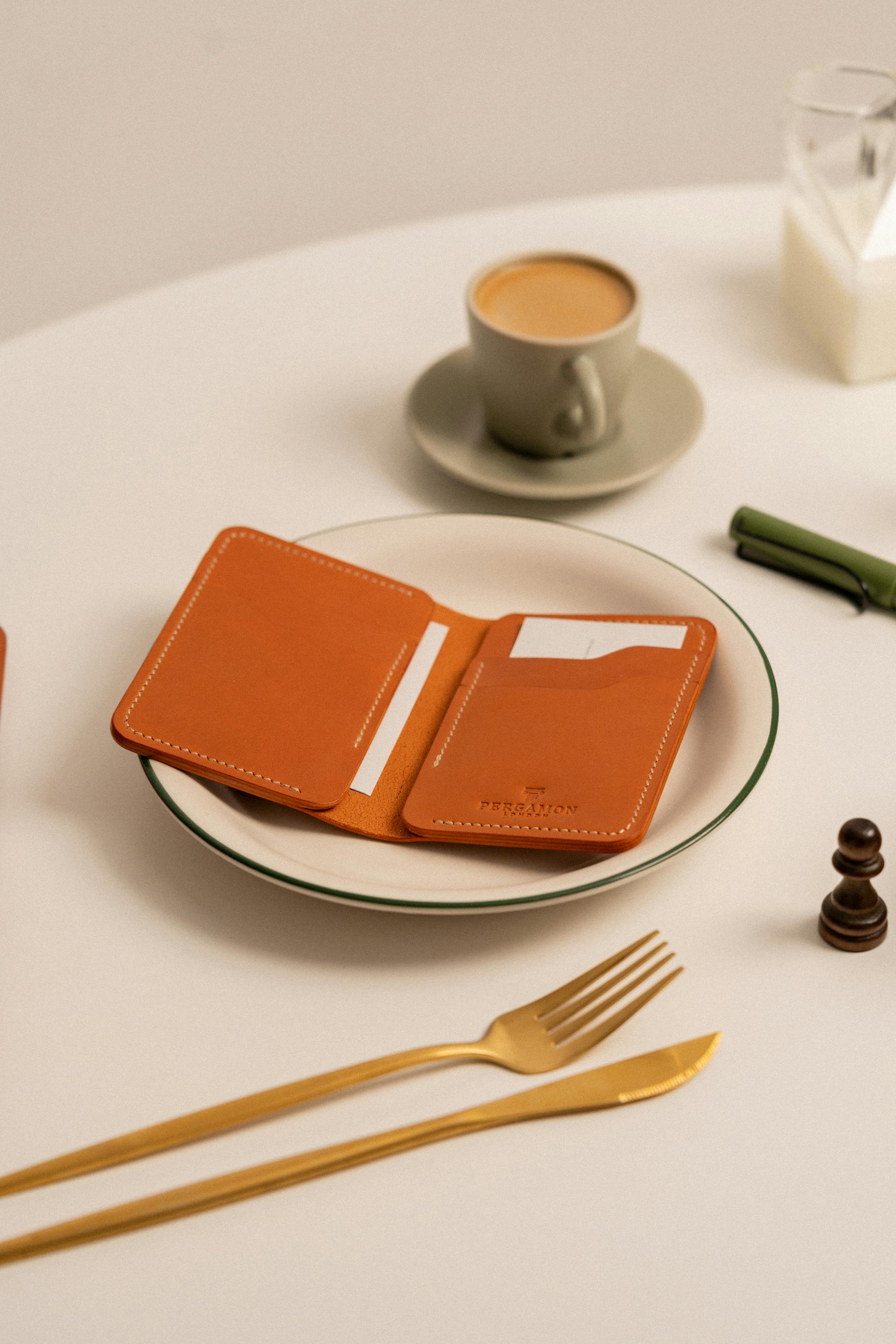 Un carnet de factures sur une table de restaurant | Source : Pexels