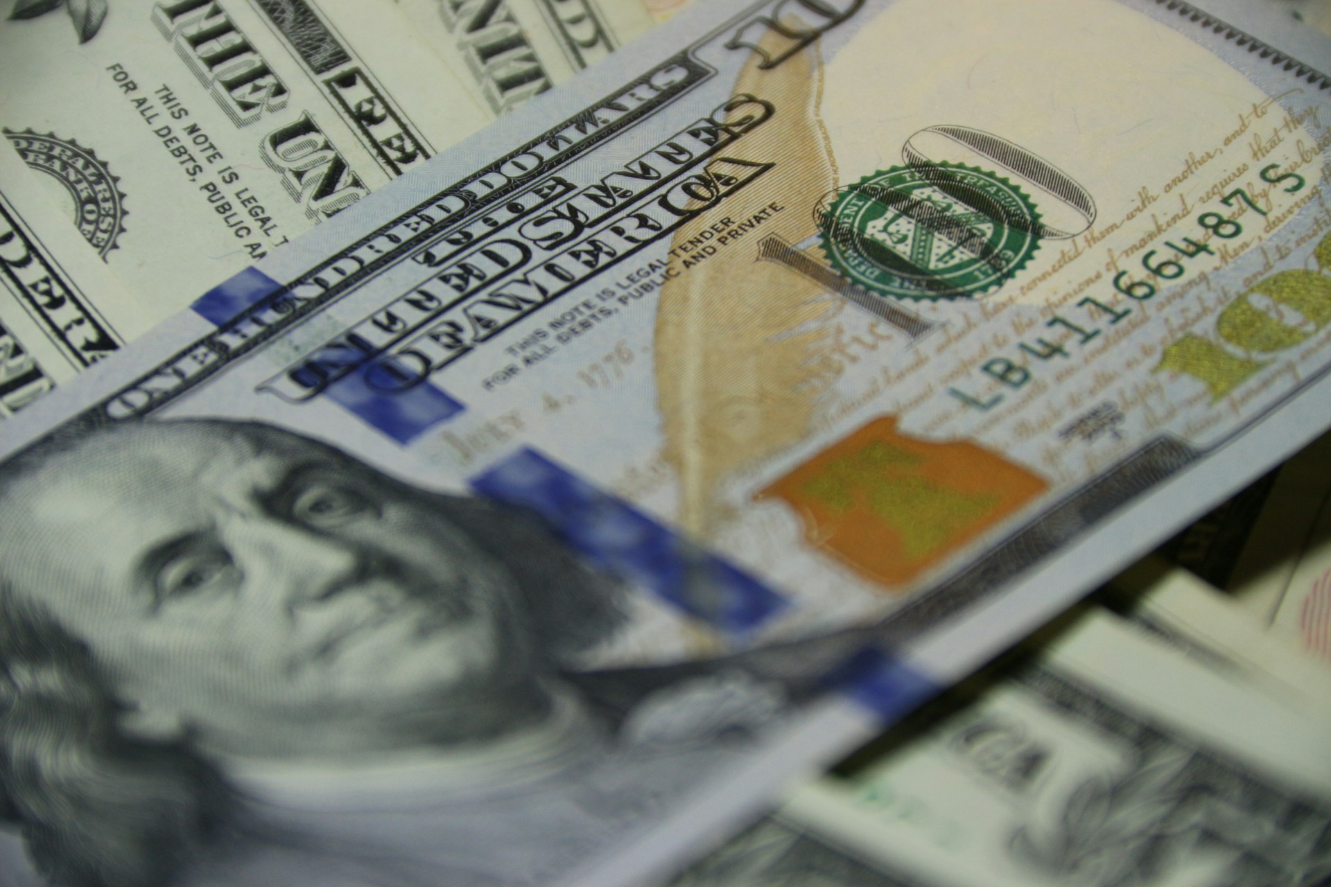 Gros plan sur des billets de banque | Source : Unsplash