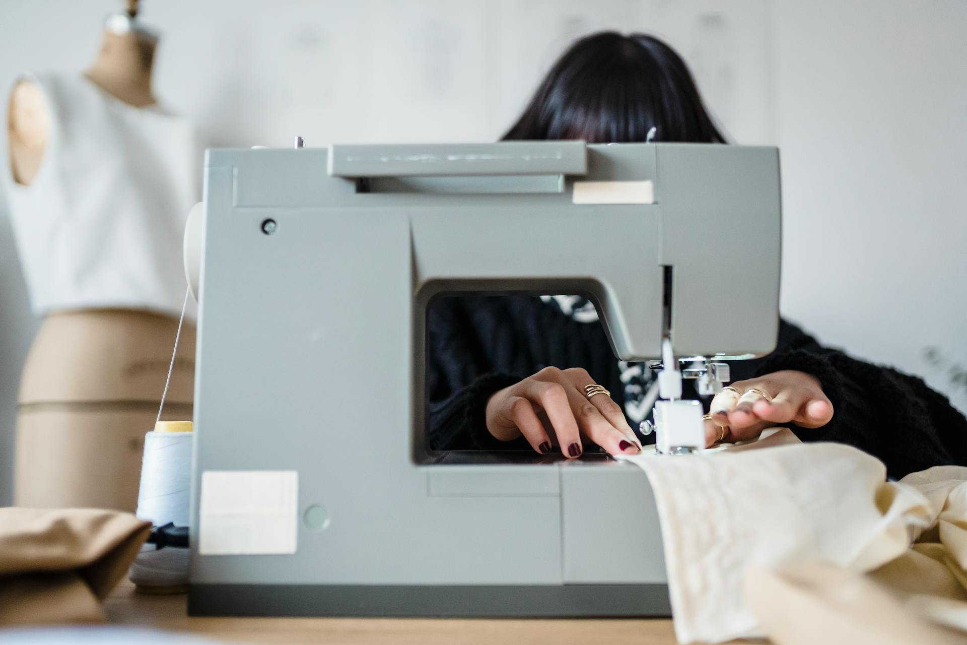 Une femme en train de coudre sur une machine | Source : Pexels
