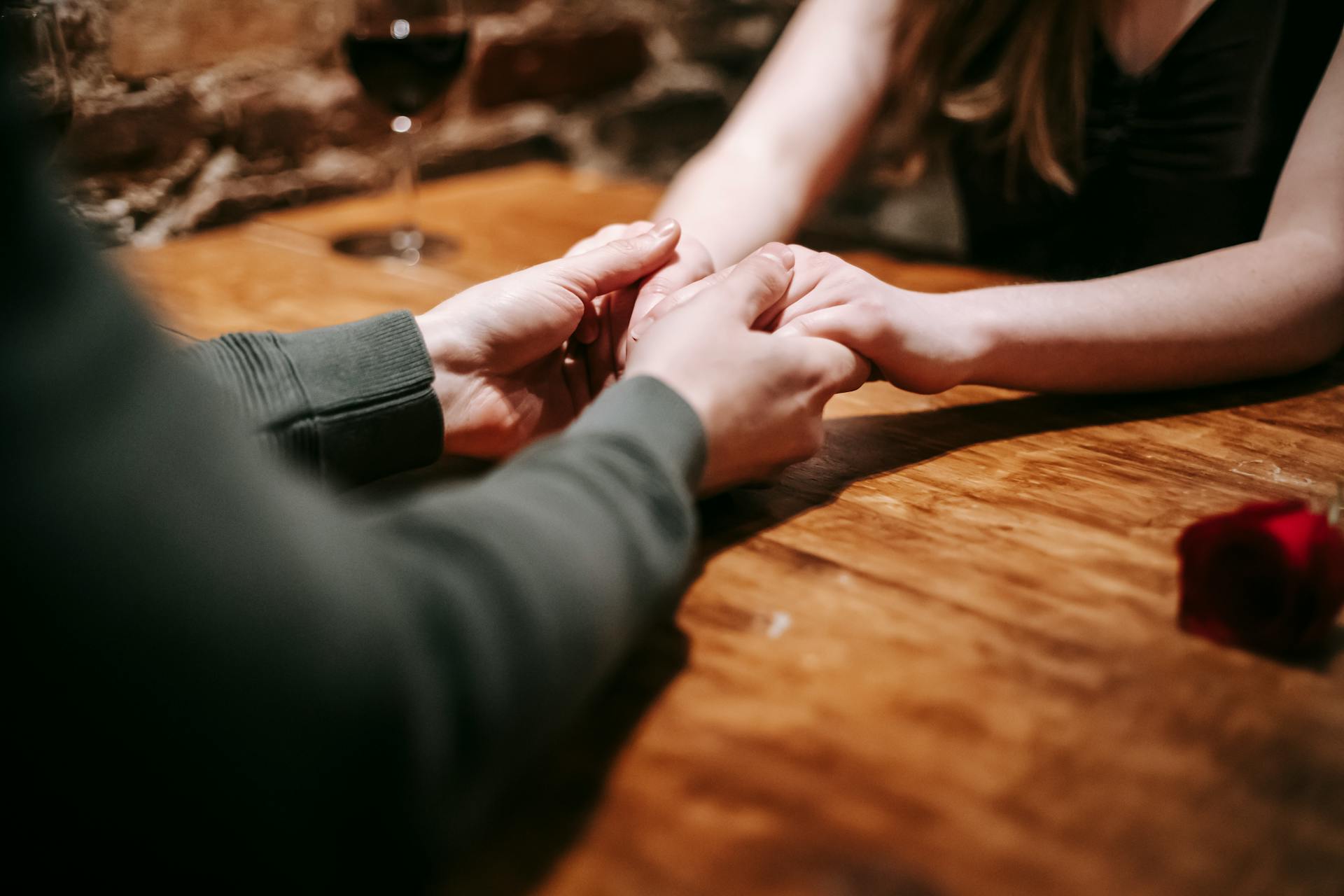 Un couple en rendez-vous | Source : Pexels