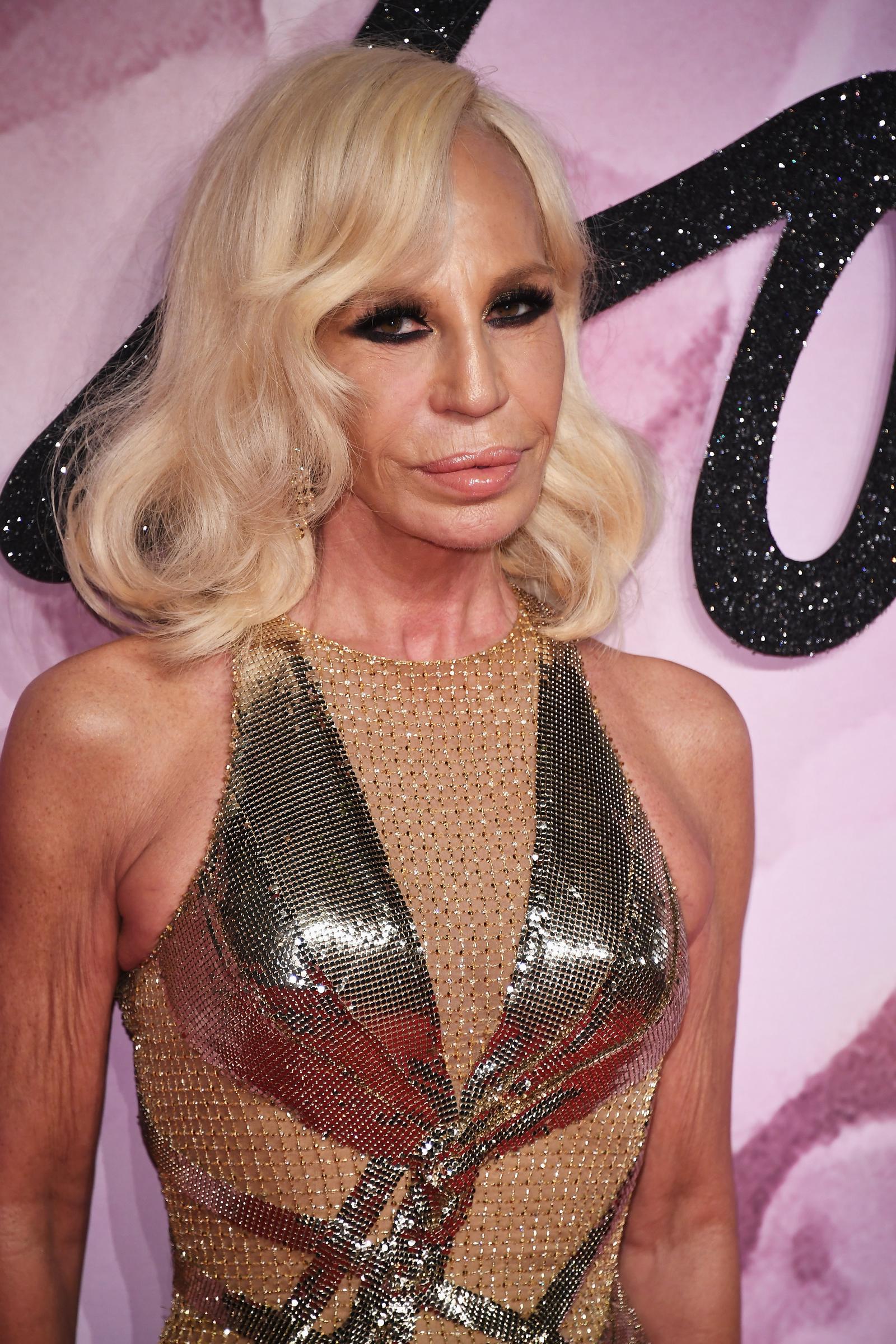 Donatella Versace, 61 ans, aux Fashion Awards le 5 décembre 2016 à Londres, au Royaume-Uni. Son visage présentait des rides profondes et des ridules autour de la bouche et du bas des joues, un nez proéminent et anguleux, ainsi que des yeux longs et fortement ombrés qui contrastaient avec la peau lisse de son front.