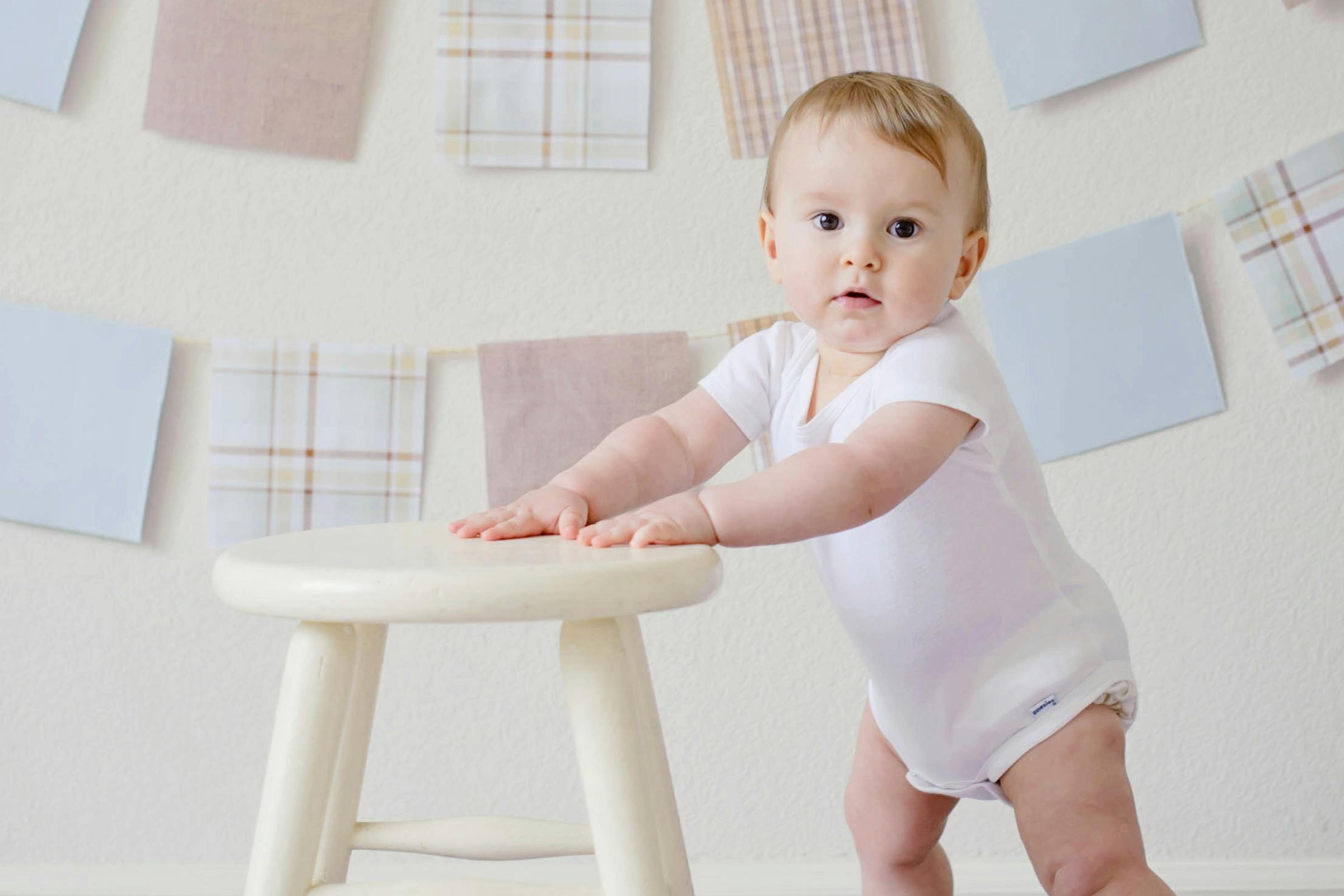 Un enfant qui s'appuie sur un tabouret | Source : Pexels